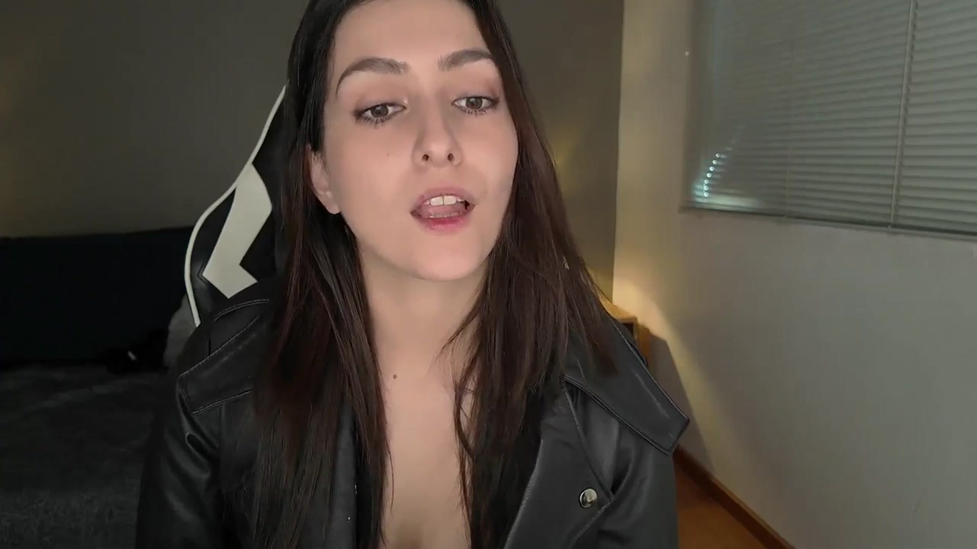 Gallery image thumbnail from AlyssaM's myfreecams stream on, 08/01/2025, 17:09 image 8 of 20