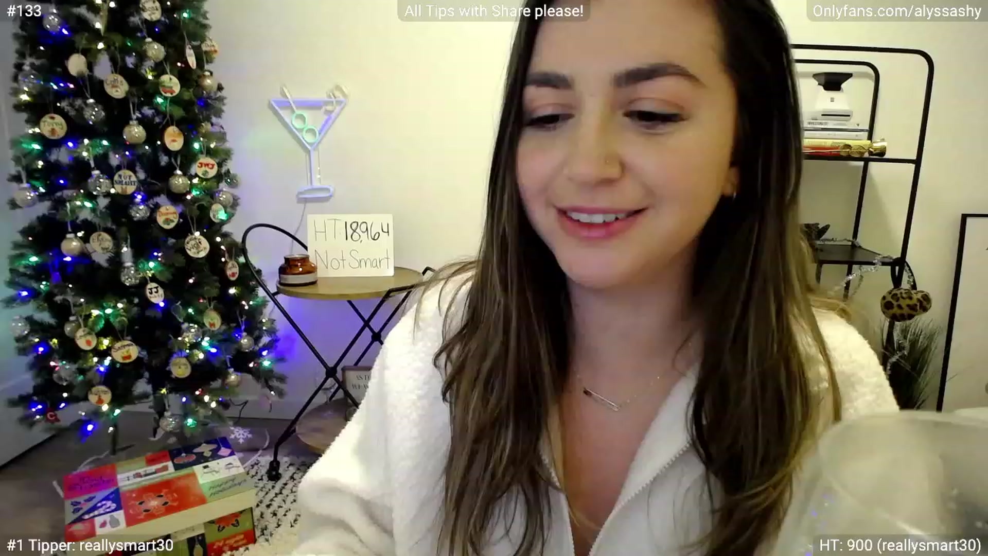 Gallery image thumbnail from AlyssaShy's myfreecams stream on, 12/24/2022, 24:25 image 17 of 20
