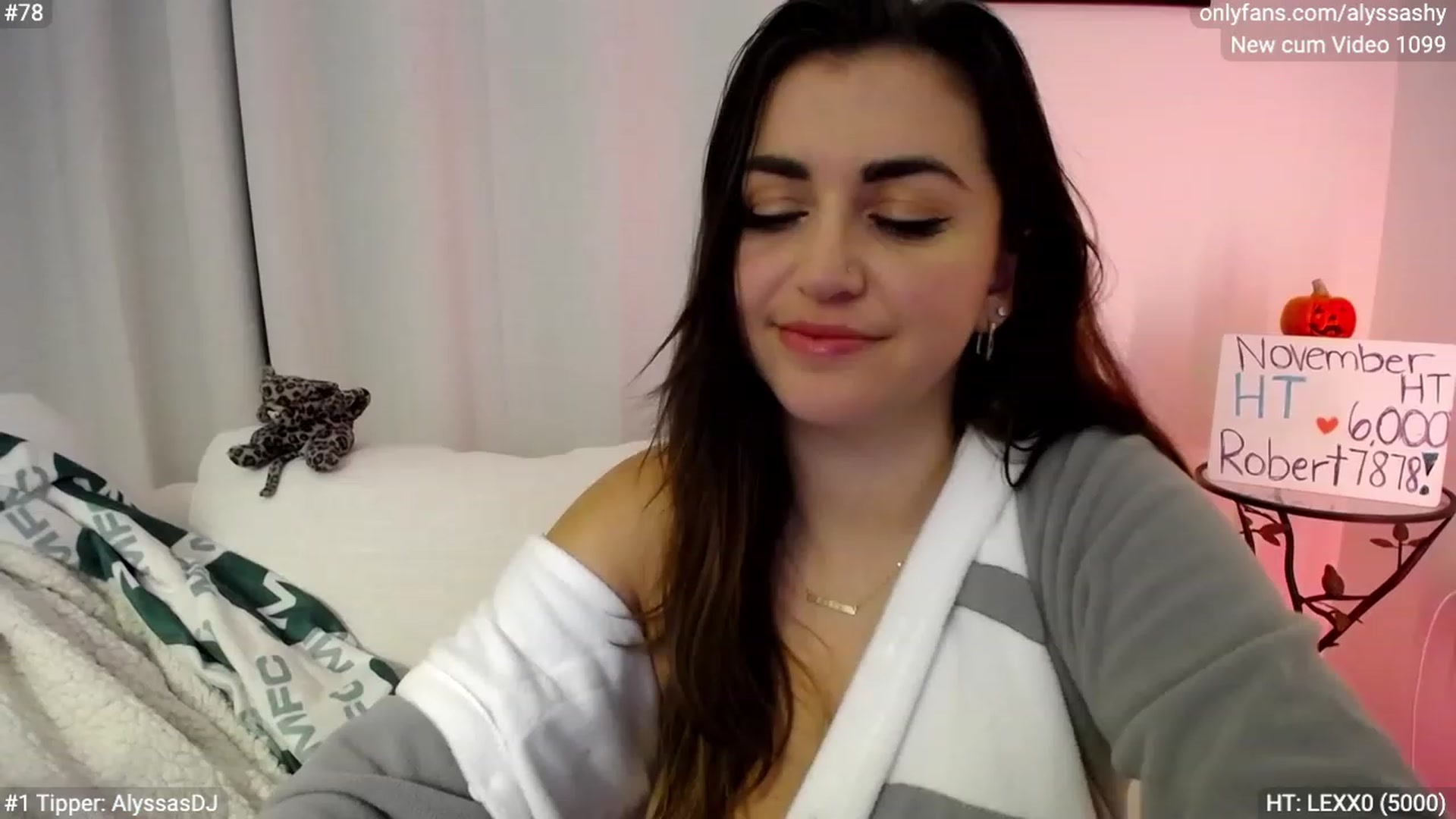Gallery image thumbnail from AlyssaShy's myfreecams stream on, 11/19/2023, 07:08 image 17 of 20