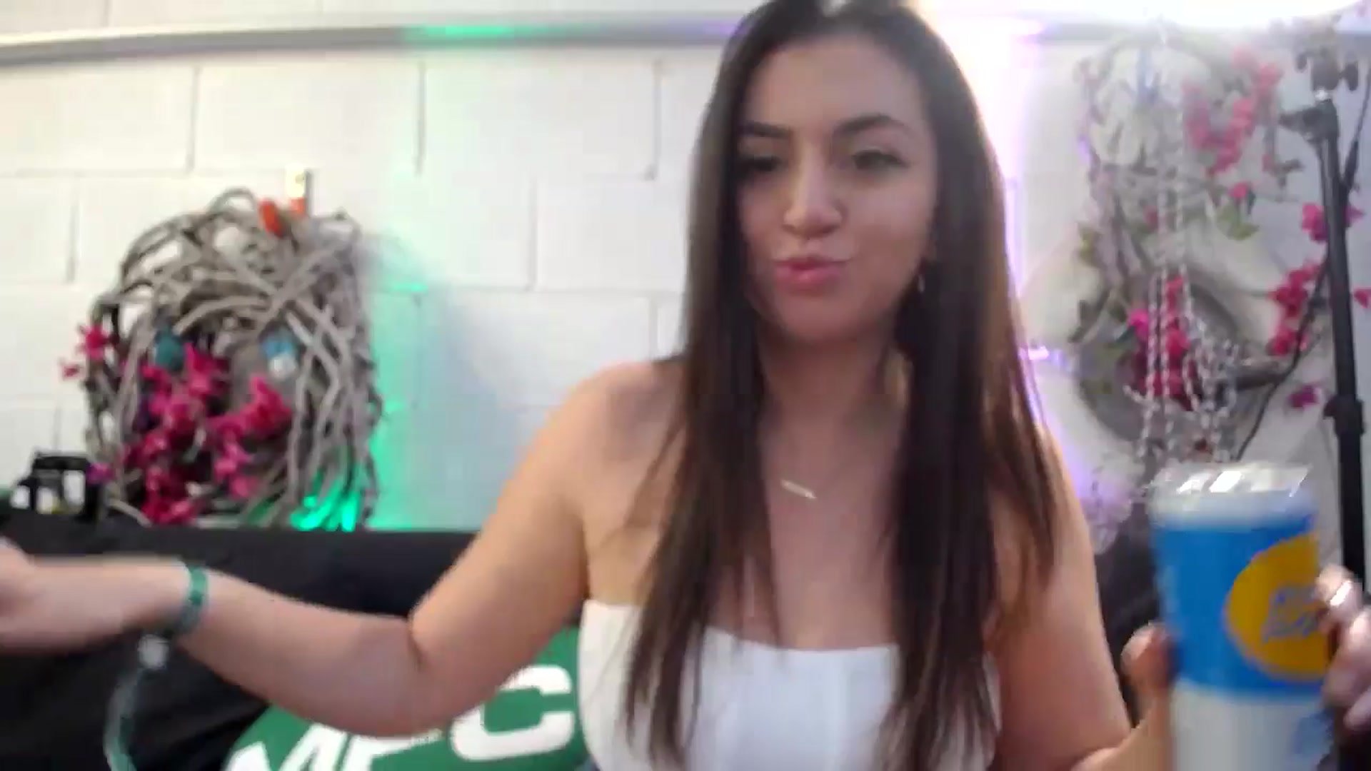 Gallery image thumbnail from AlyssaShy's myfreecams stream on, 05/22/2024, 02:44 image 19 of 20