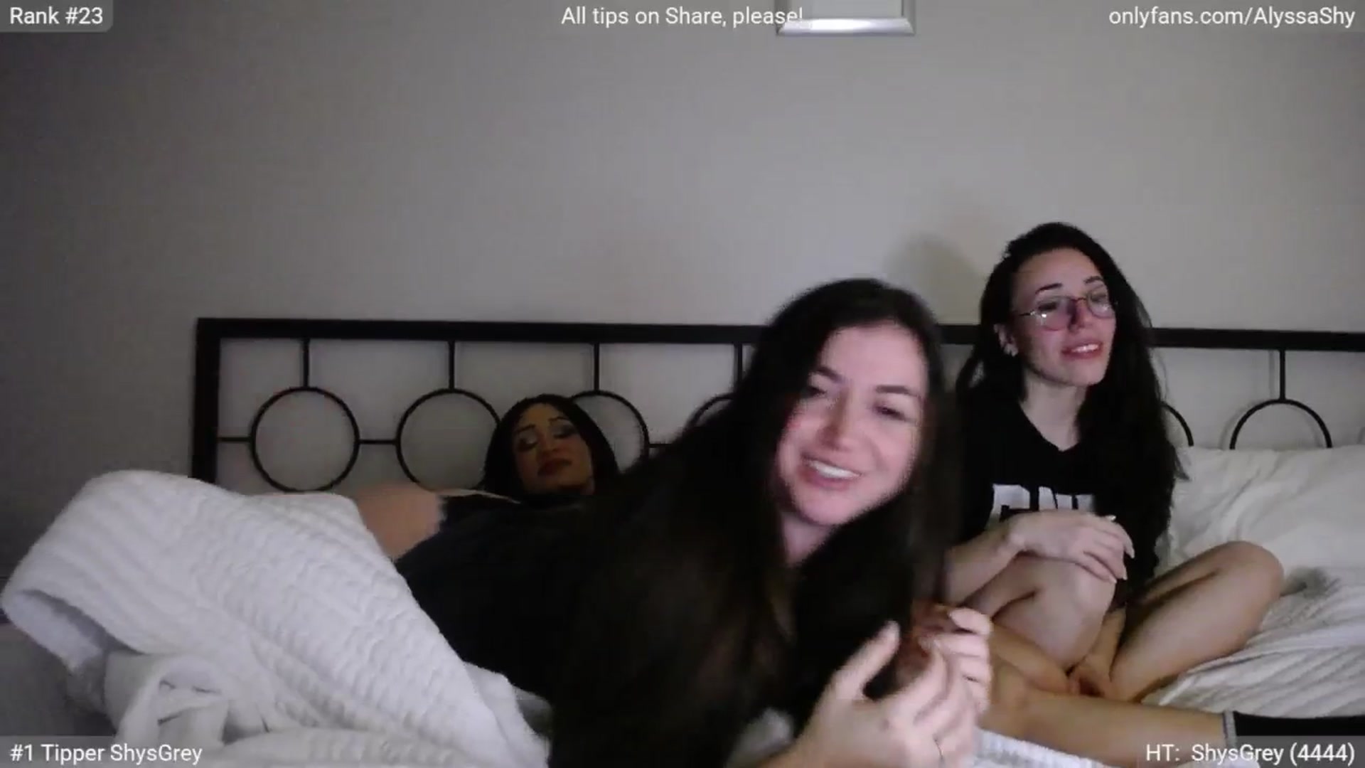 Gallery image thumbnail from AlyssaShy's myfreecams stream on, 01/20/2025, 13:32 image 12 of 20