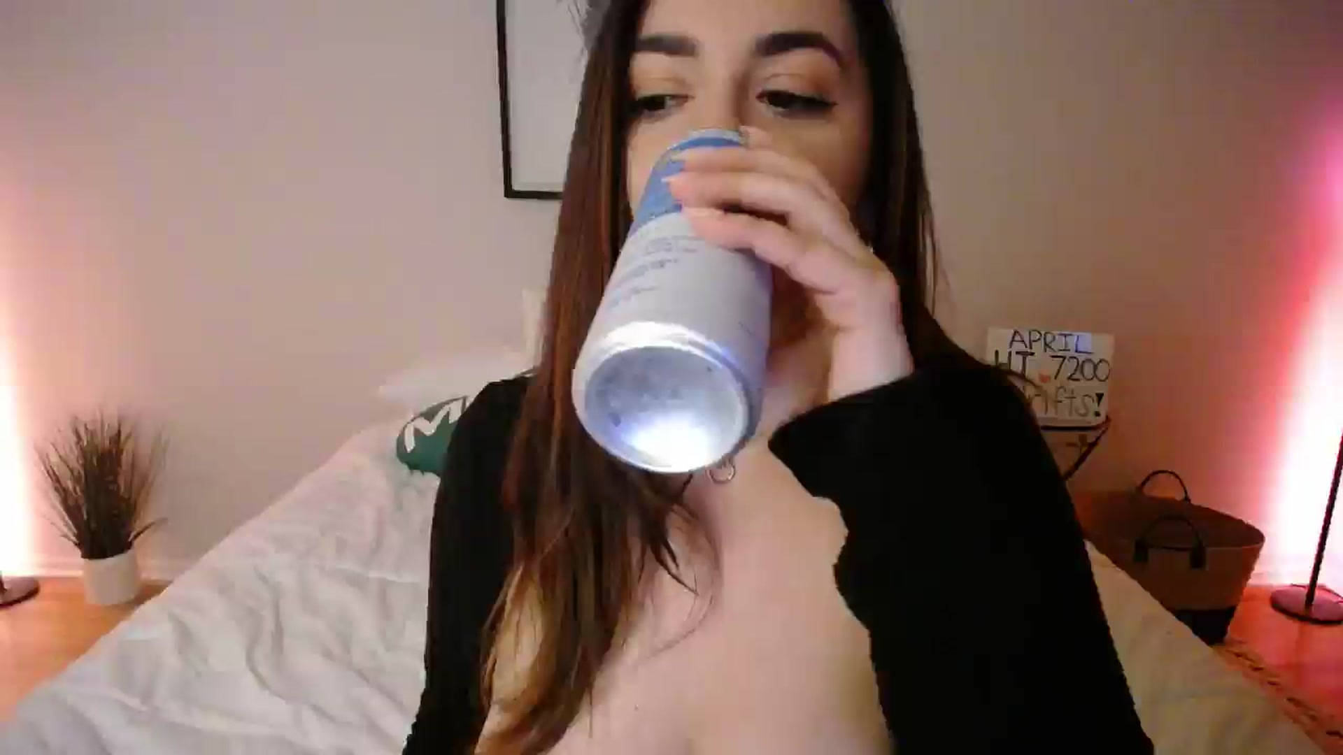 Gallery image thumbnail from AlyssaShy's myfreecams stream on, 04/20/2025, 02:58 image 8 of 20