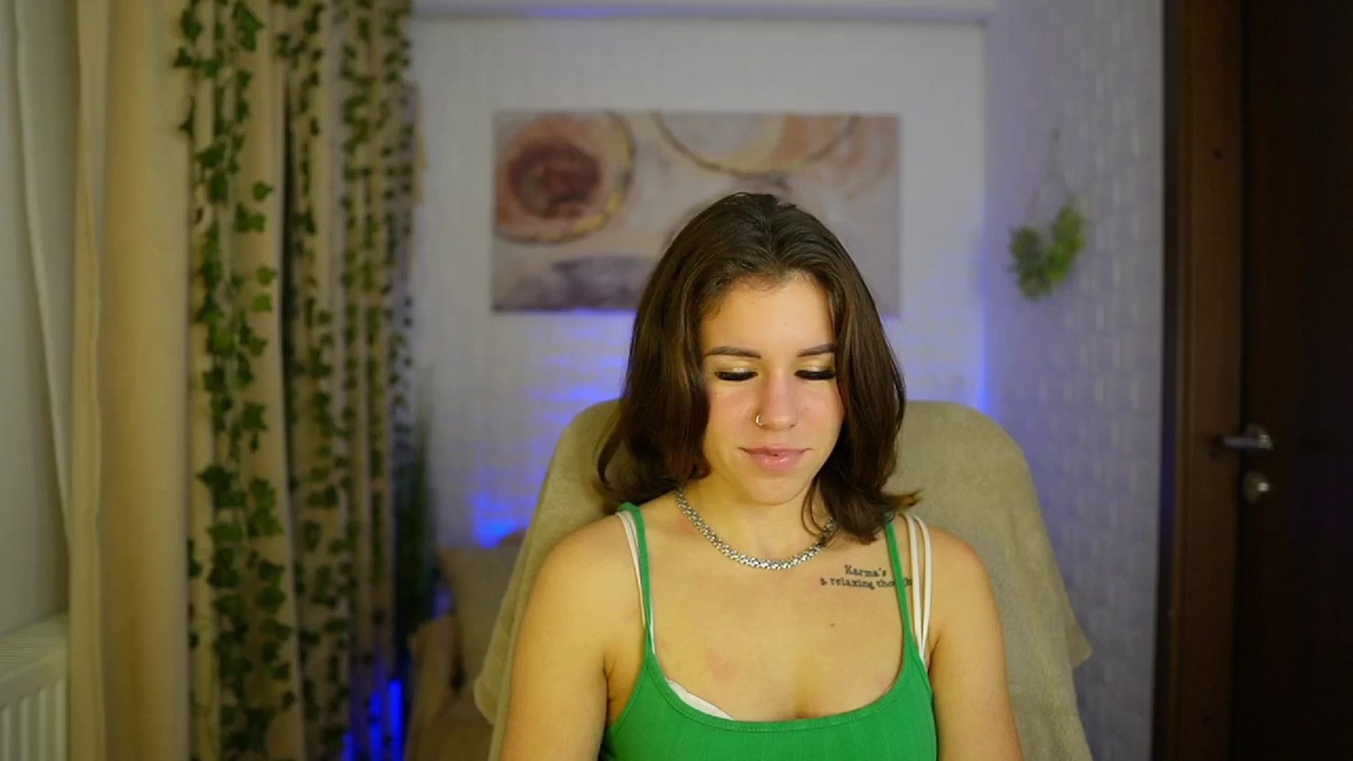 Gallery image thumbnail from Alyssa_Hall's myfreecams stream on, 11/10/2024, 18:05 image 17 of 20
