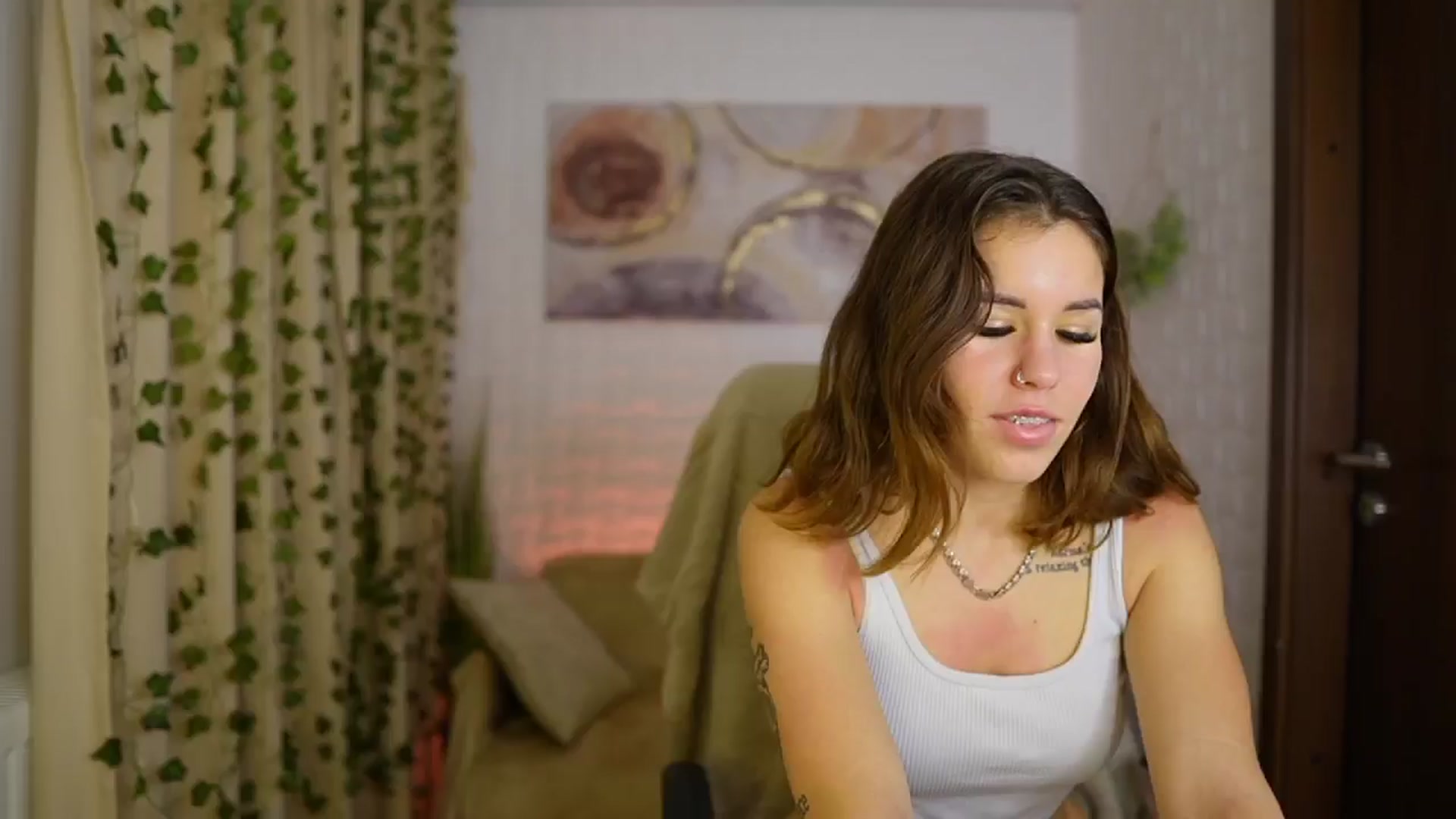 Gallery image thumbnail from Alyssa_Hall's myfreecams stream on, 11/16/2024, 17:21 image 16 of 20