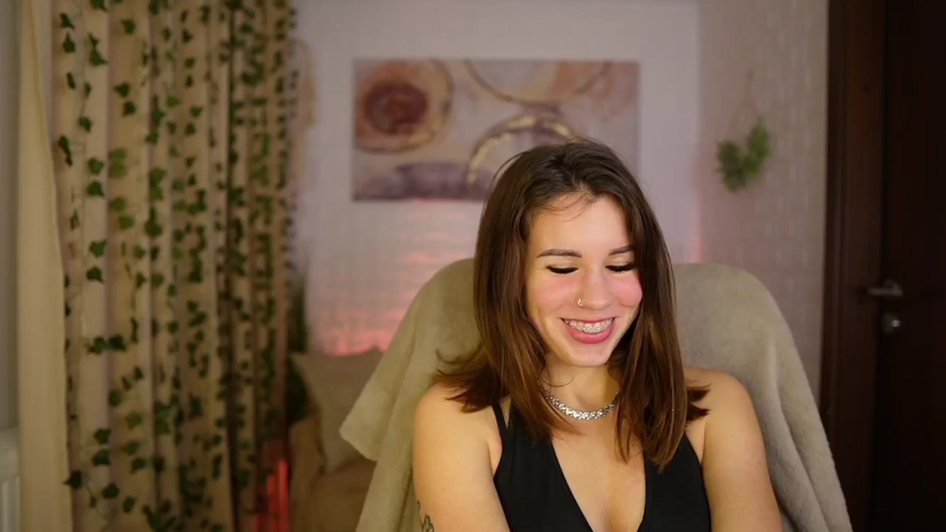 Gallery image thumbnail from Alyssa_Hall's myfreecams stream on, 11/22/2024, 15:09 image 11 of 20