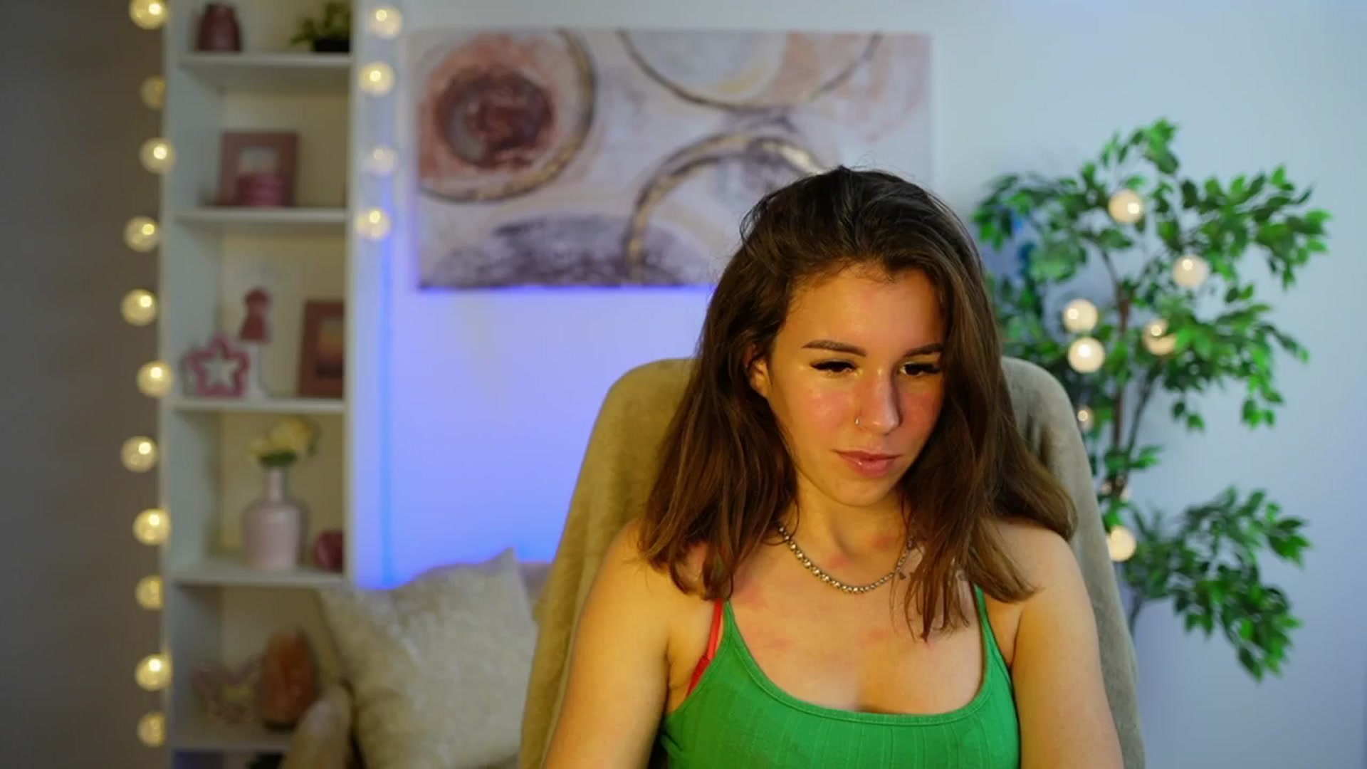 Gallery image thumbnail from Alyssa_Hall's myfreecams stream on, 12/05/2024, 16:07 image 14 of 20