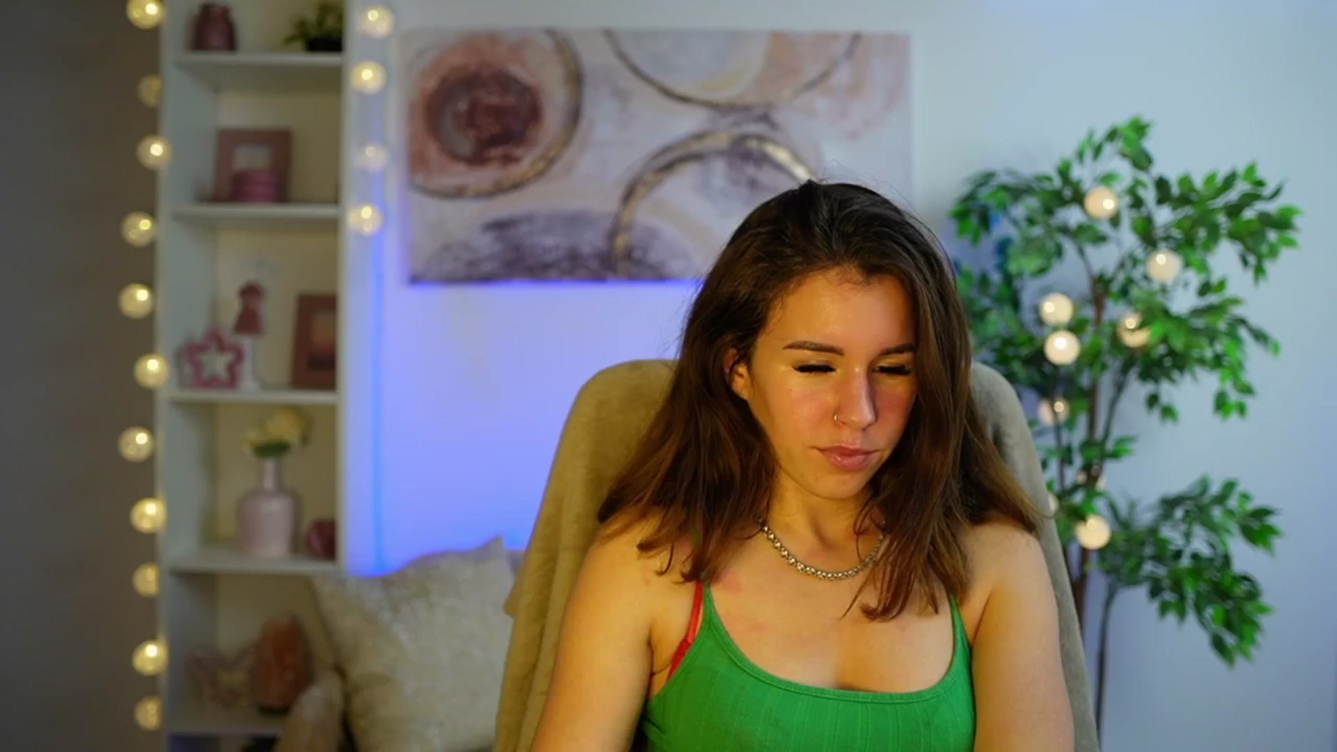 Gallery image thumbnail from Alyssa_Hall's myfreecams stream on, 12/05/2024, 16:07 image 16 of 20