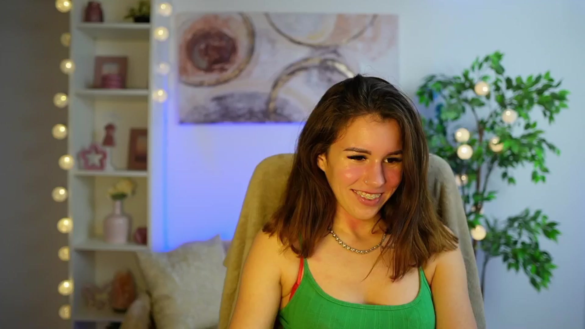 Gallery image thumbnail from Alyssa_Hall's myfreecams stream on, 12/05/2024, 16:07 image 17 of 20