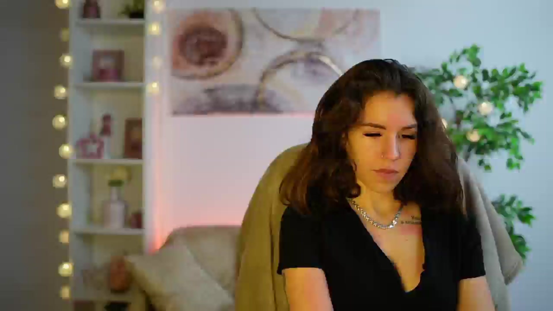 Gallery image thumbnail from Alyssa_Hall's myfreecams stream on, 12/08/2024, 17:52 image 13 of 20