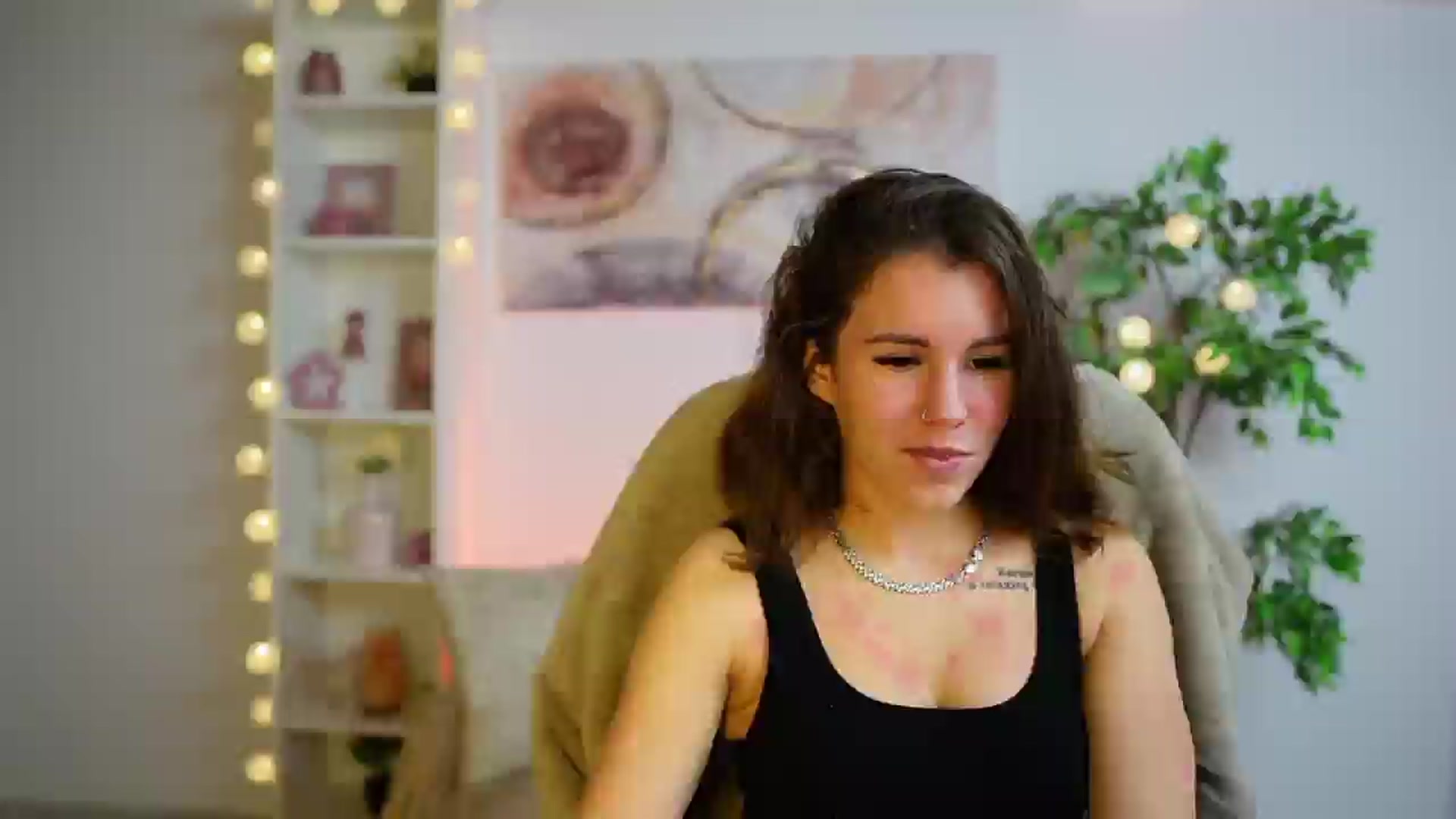 Gallery image thumbnail from Alyssa_Hall's myfreecams stream on, 12/12/2024, 16:35 image 1 of 20