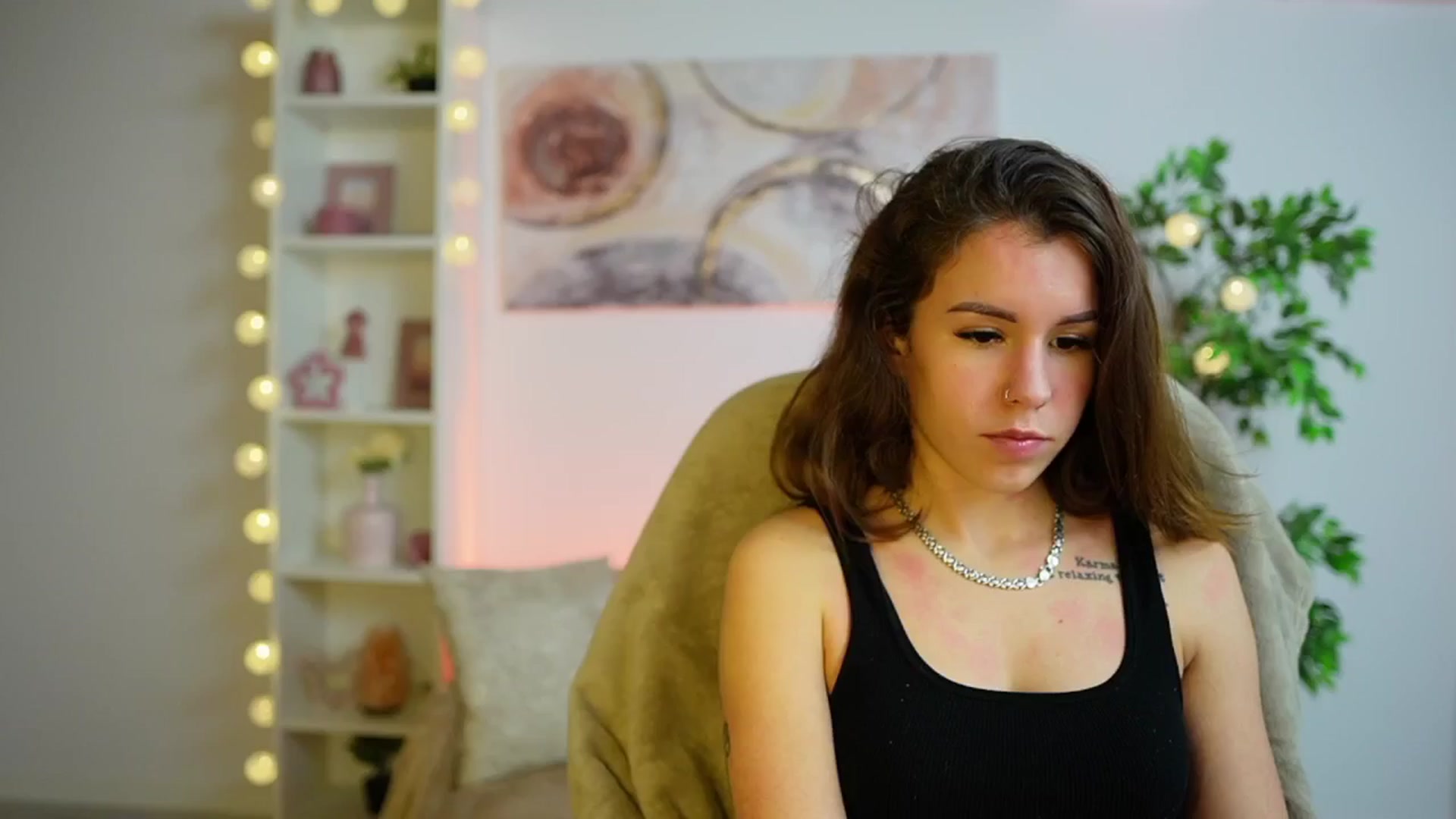 Gallery image thumbnail from Alyssa_Hall's myfreecams stream on, 12/12/2024, 16:35 image 6 of 20