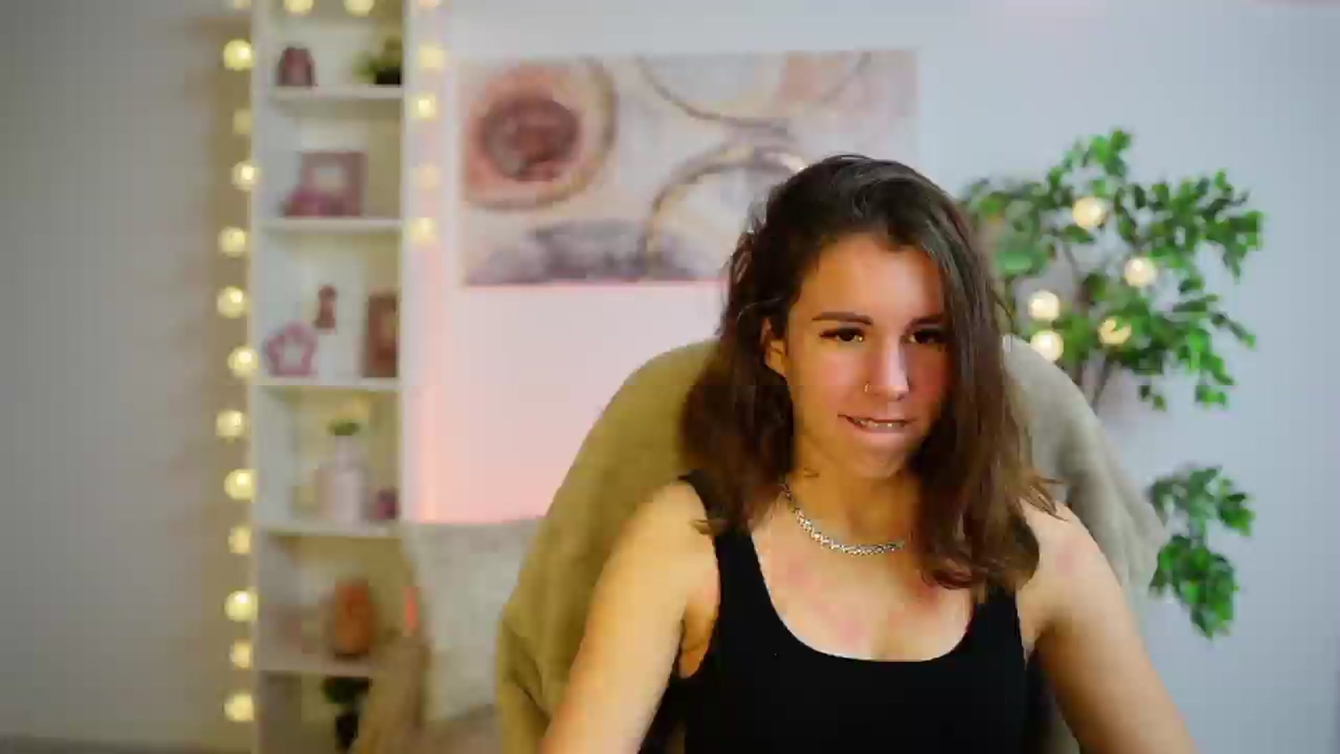 Gallery image thumbnail from Alyssa_Hall's myfreecams stream on, 12/12/2024, 16:35 image 2 of 20