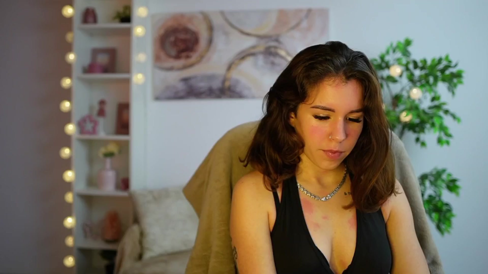 Gallery image thumbnail from Alyssa_Hall's myfreecams stream on, 12/13/2024, 15:06 image 10 of 20