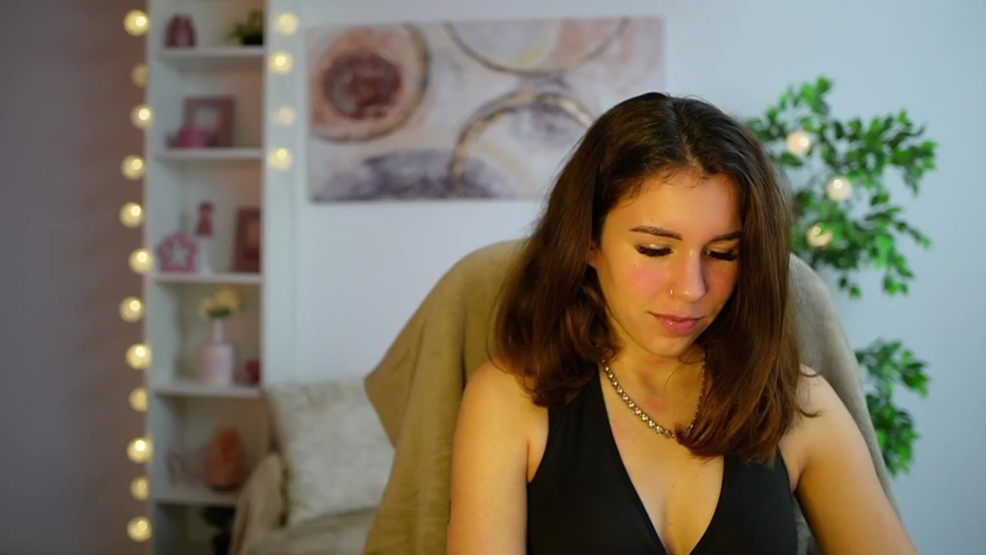 Gallery image thumbnail from Alyssa_Hall's myfreecams stream on, 12/13/2024, 15:06 image 6 of 20