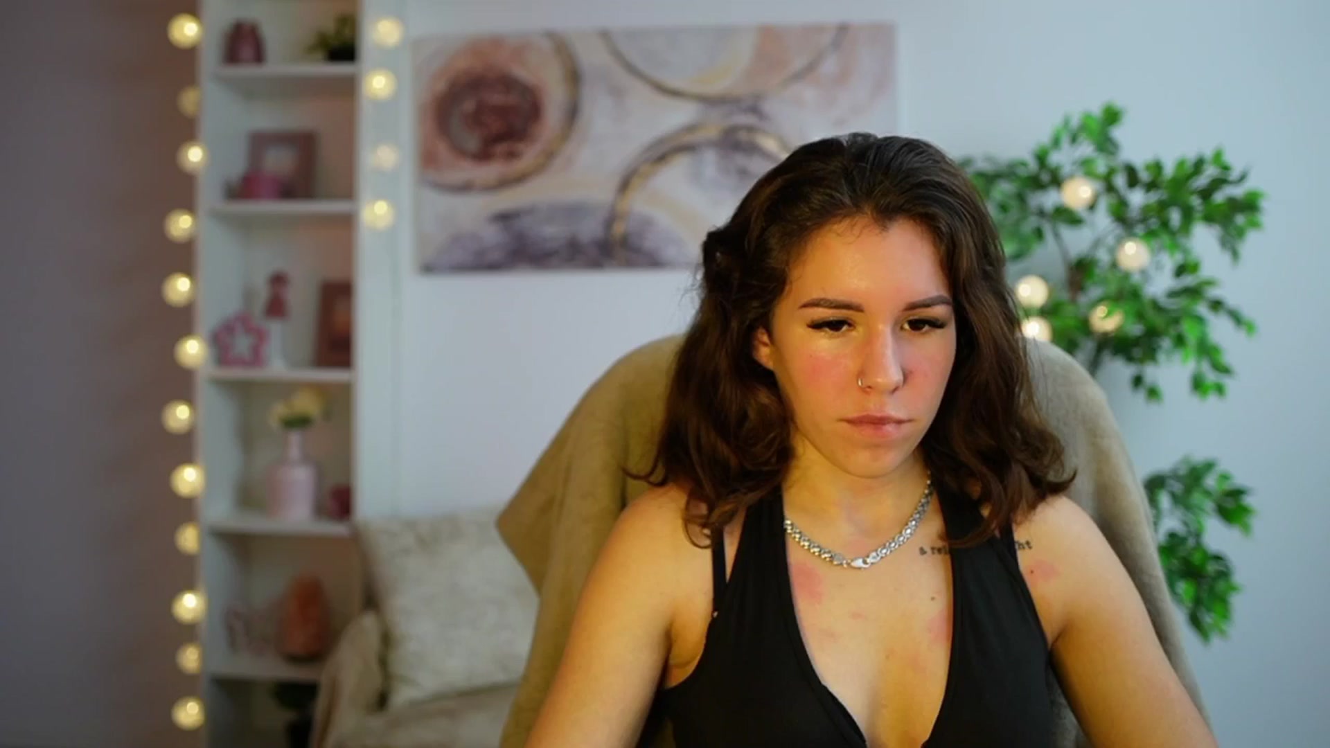 Gallery image thumbnail from Alyssa_Hall's myfreecams stream on, 12/13/2024, 15:06 image 12 of 20