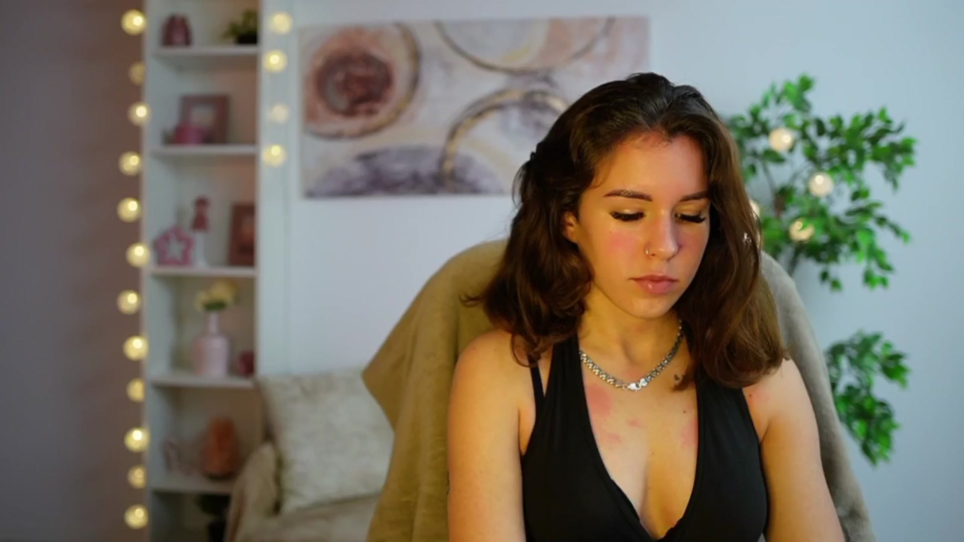 Gallery image thumbnail from Alyssa_Hall's myfreecams stream on, 12/13/2024, 15:06 image 9 of 20