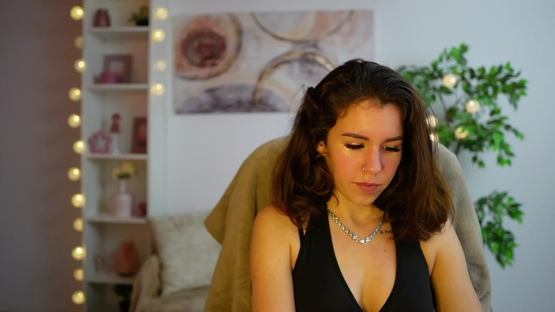 Gallery image thumbnail from Alyssa_Hall's myfreecams stream on, 12/13/2024, 16:01 image 14 of 20