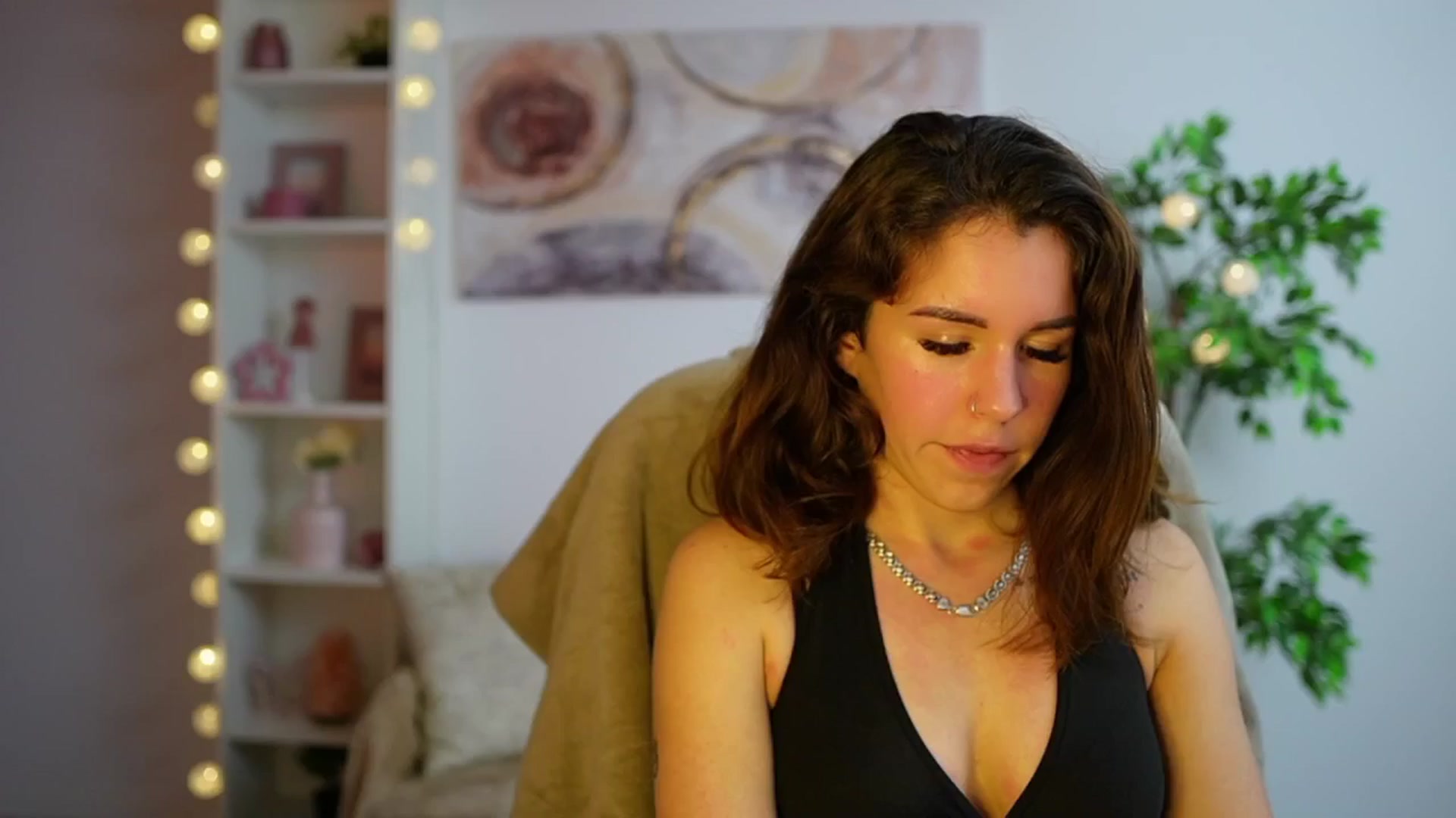 Gallery image thumbnail from Alyssa_Hall's myfreecams stream on, 12/13/2024, 16:01 image 2 of 20