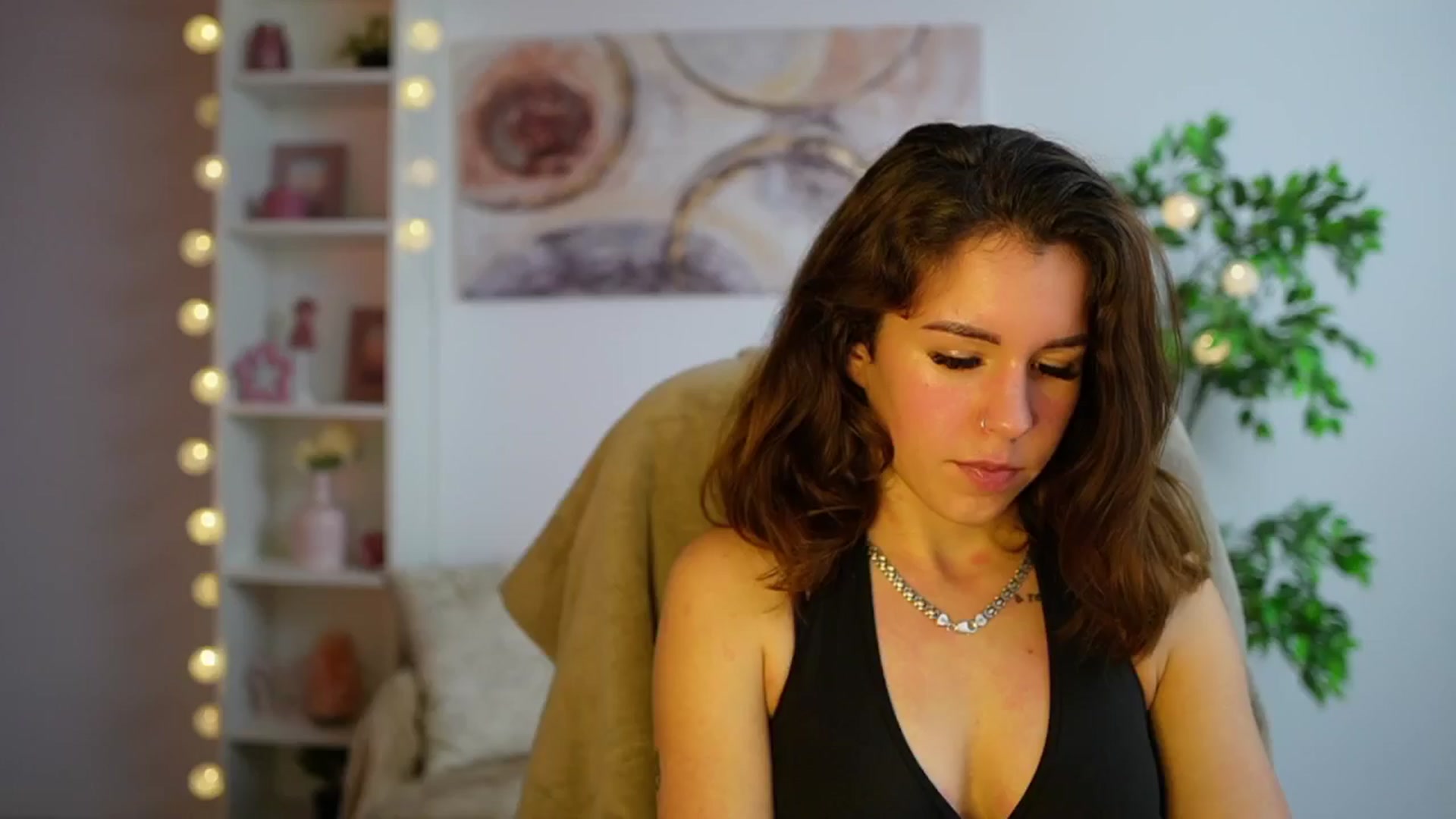 Gallery image thumbnail from Alyssa_Hall's myfreecams stream on, 12/13/2024, 16:01 image 4 of 20