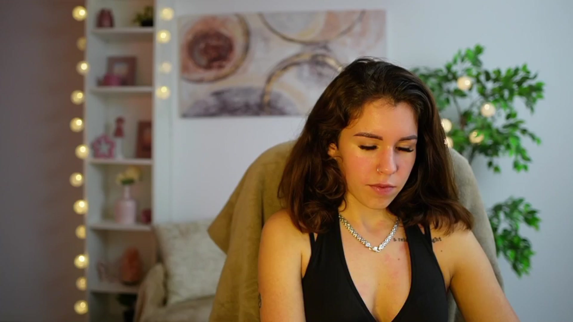 Gallery image thumbnail from Alyssa_Hall's myfreecams stream on, 12/13/2024, 16:01 image 11 of 20