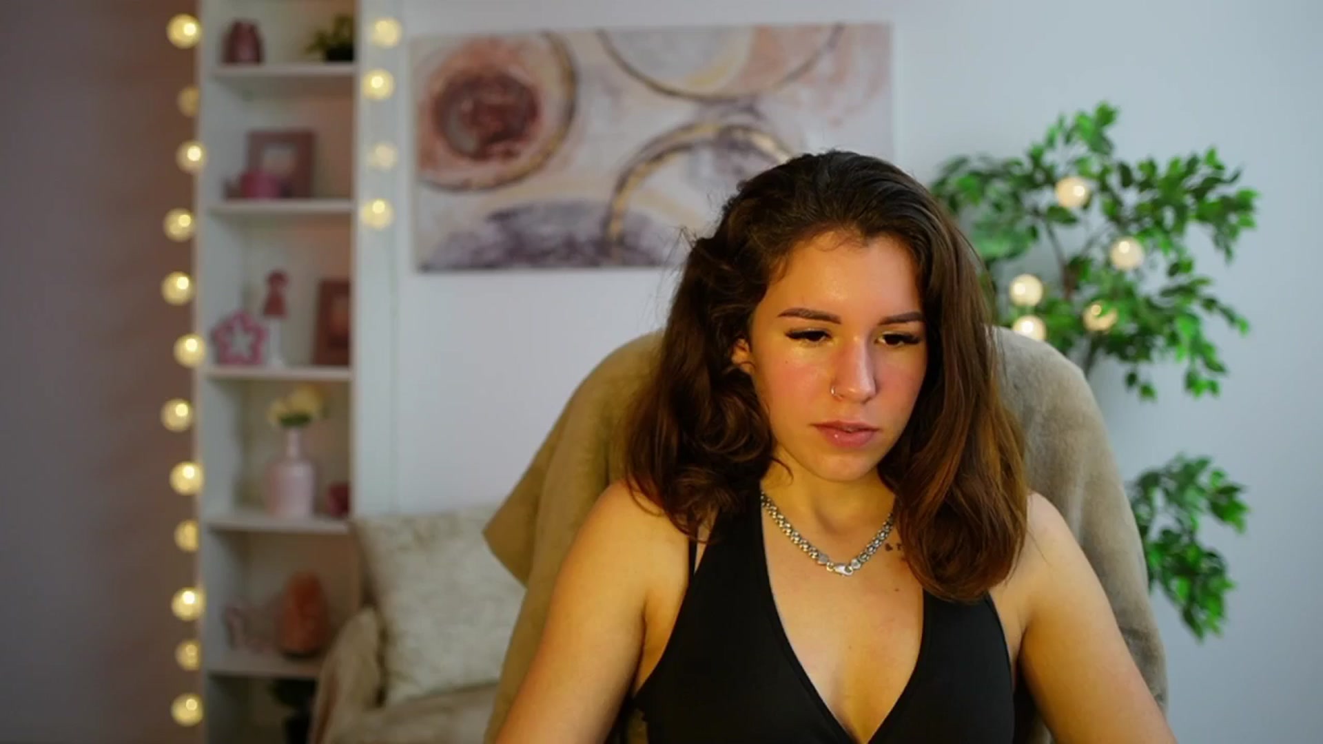 Gallery image thumbnail from Alyssa_Hall's myfreecams stream on, 12/13/2024, 16:01 image 17 of 20