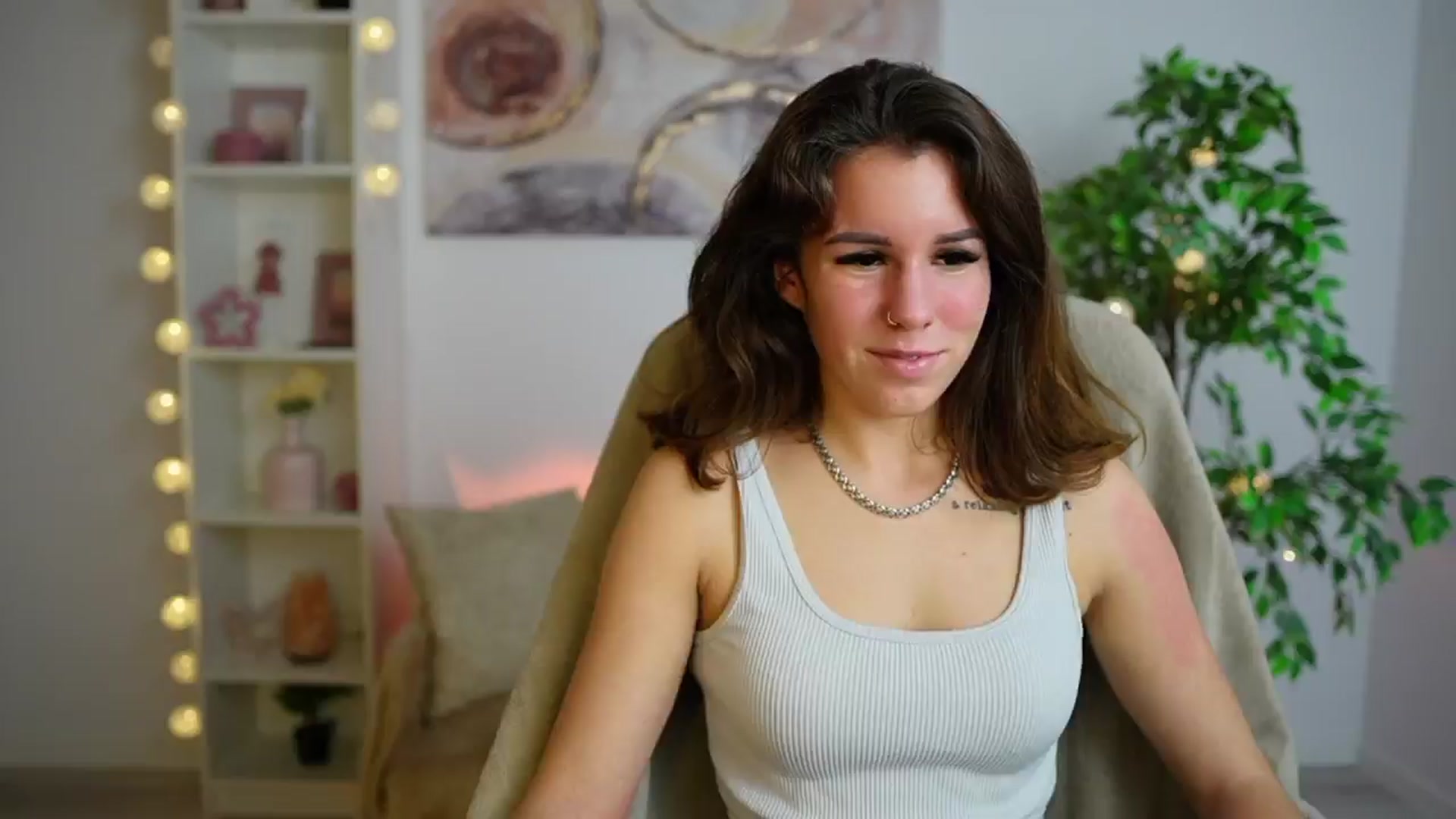 Gallery image thumbnail from Alyssa_Hall's myfreecams stream on, 12/20/2024, 18:56 image 15 of 20