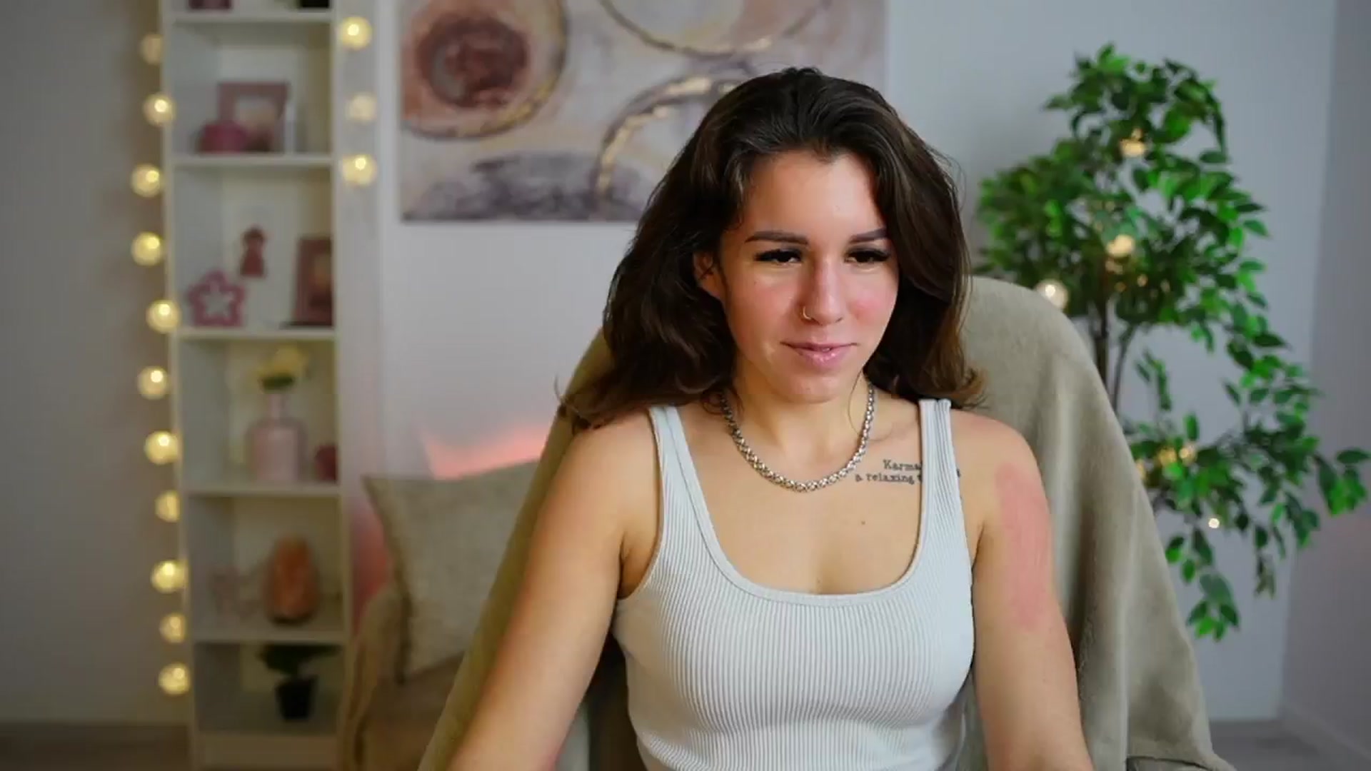 Gallery image thumbnail from Alyssa_Hall's myfreecams stream on, 12/20/2024, 18:56 image 12 of 20