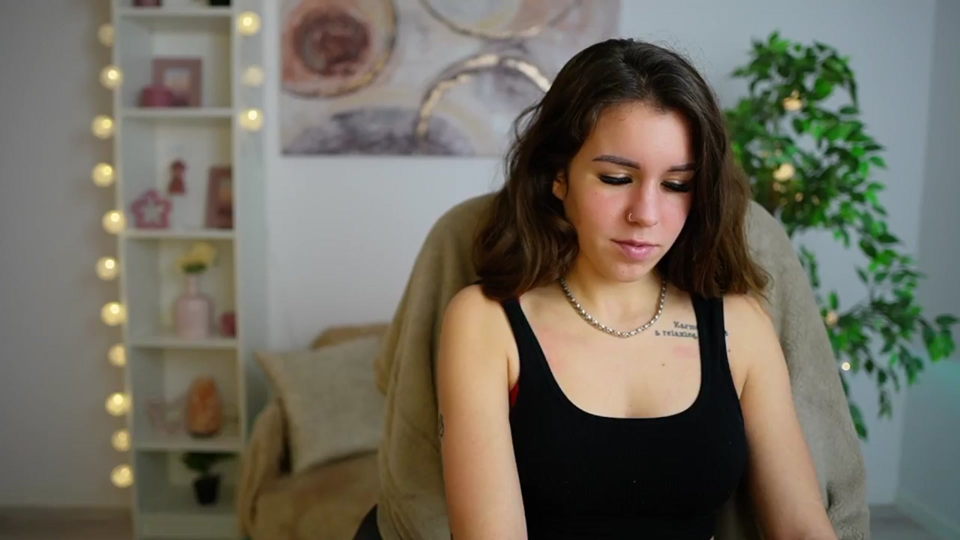 Gallery image thumbnail from Alyssa_Hall's myfreecams stream on, 12/21/2024, 14:07 image 16 of 20