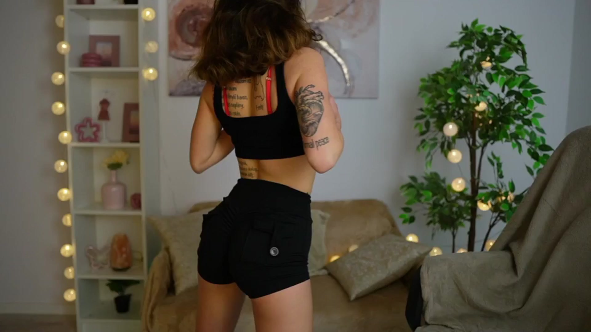 Gallery image thumbnail from Alyssa_Hall's myfreecams stream on, 12/21/2024, 15:53 image 10 of 20