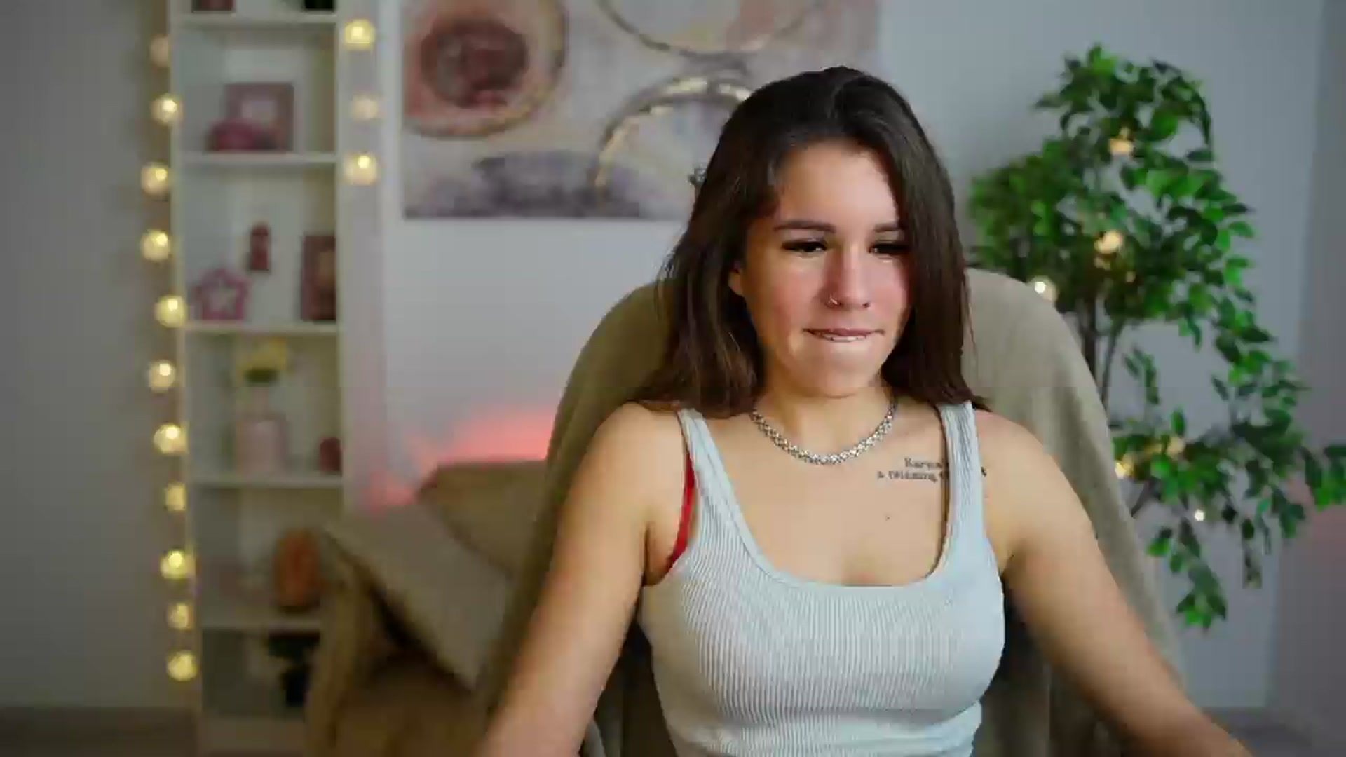 Gallery image thumbnail from Alyssa_Hall's myfreecams stream on, 12/23/2024, 18:51 image 19 of 20