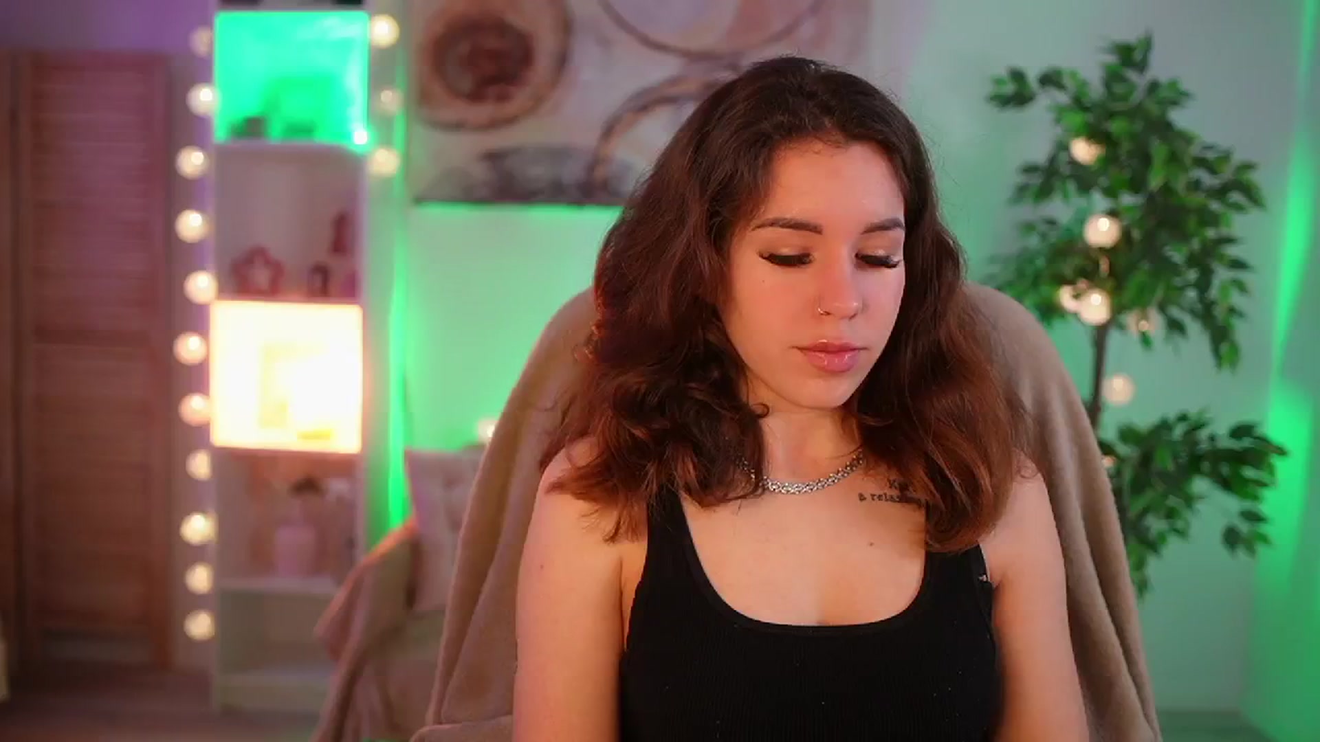 Gallery image thumbnail from Alyssa_Hall's myfreecams stream on, 03/24/2025, 16:11 image 6 of 20