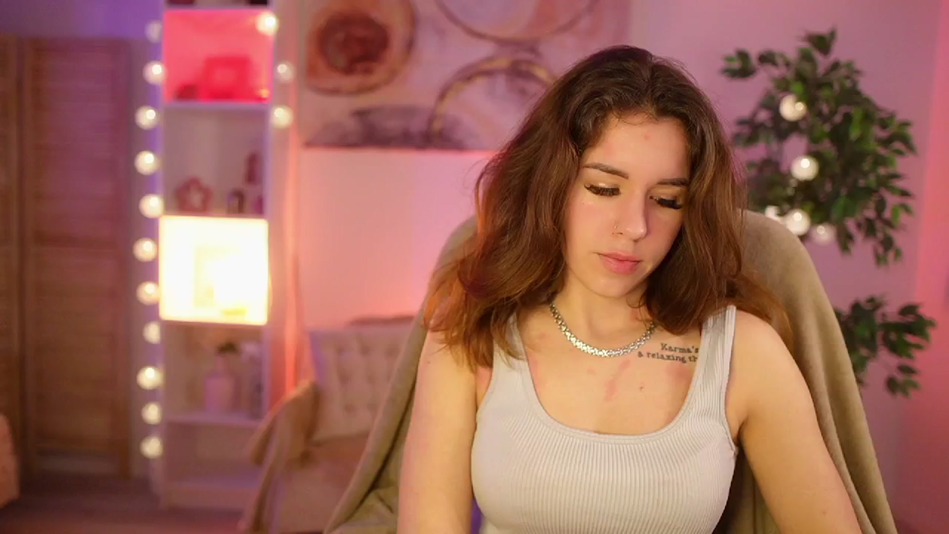 Gallery image thumbnail from Alyssa_Hall's myfreecams stream on, 03/25/2025, 15:52 image 14 of 20
