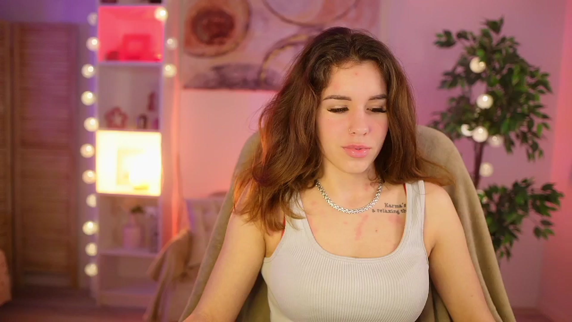 Gallery image thumbnail from Alyssa_Hall's myfreecams stream on, 03/25/2025, 15:52 image 15 of 20