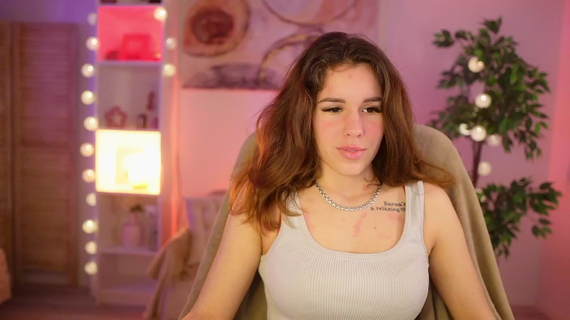 Gallery image thumbnail from Alyssa_Hall's myfreecams stream on, 03/25/2025, 15:52 image 16 of 20