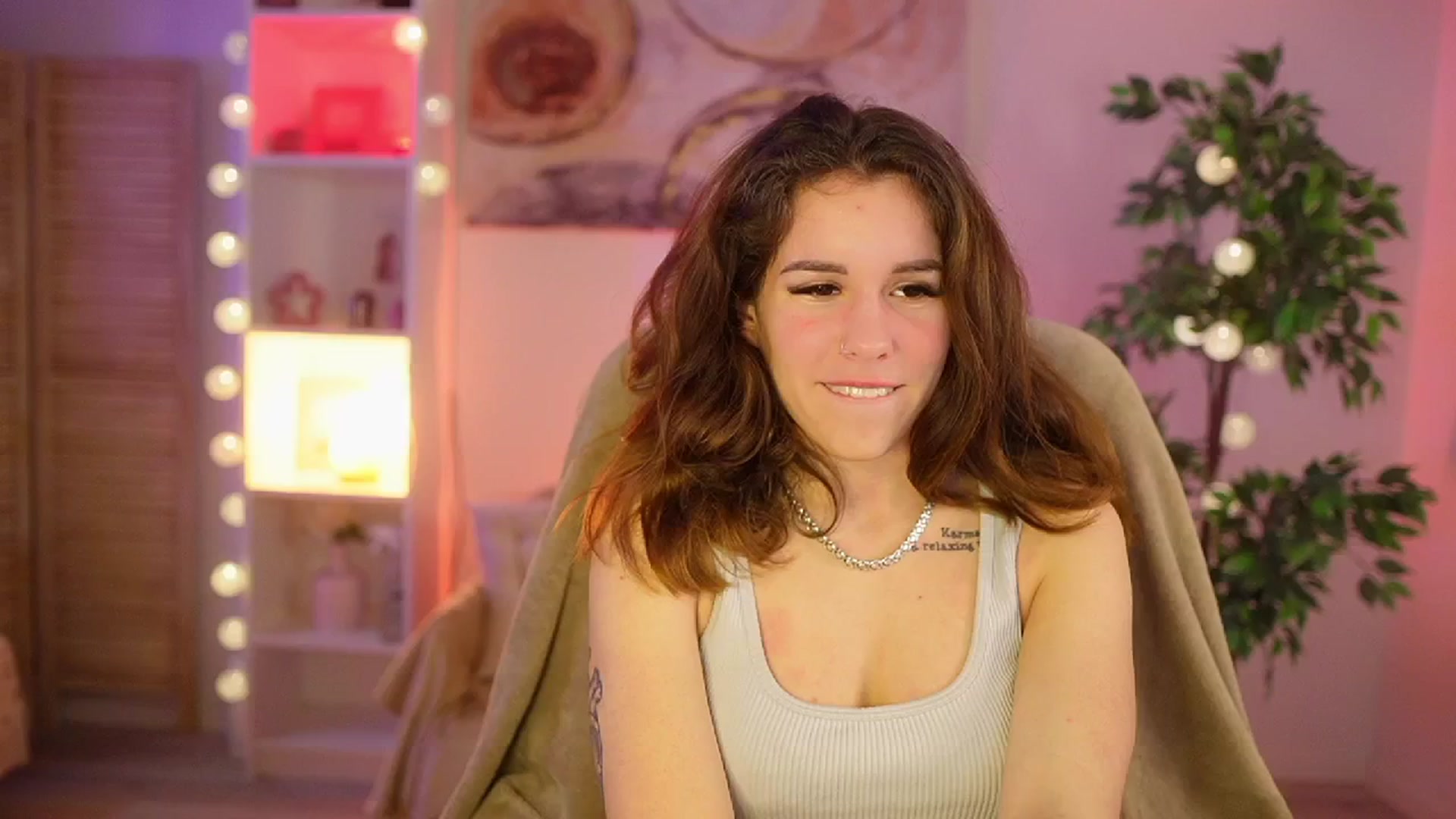 Gallery image thumbnail from Alyssa_Hall's myfreecams stream on, 03/25/2025, 15:52 image 6 of 20