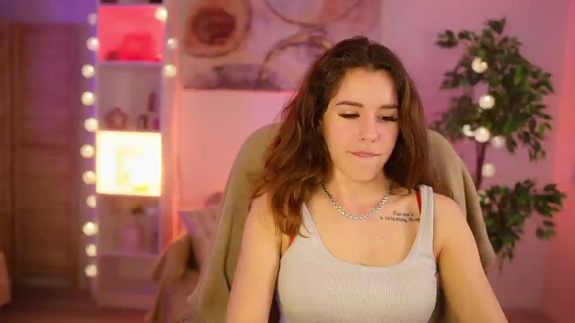 Gallery image thumbnail from Alyssa_Hall's myfreecams stream on, 03/25/2025, 18:03 image 11 of 20