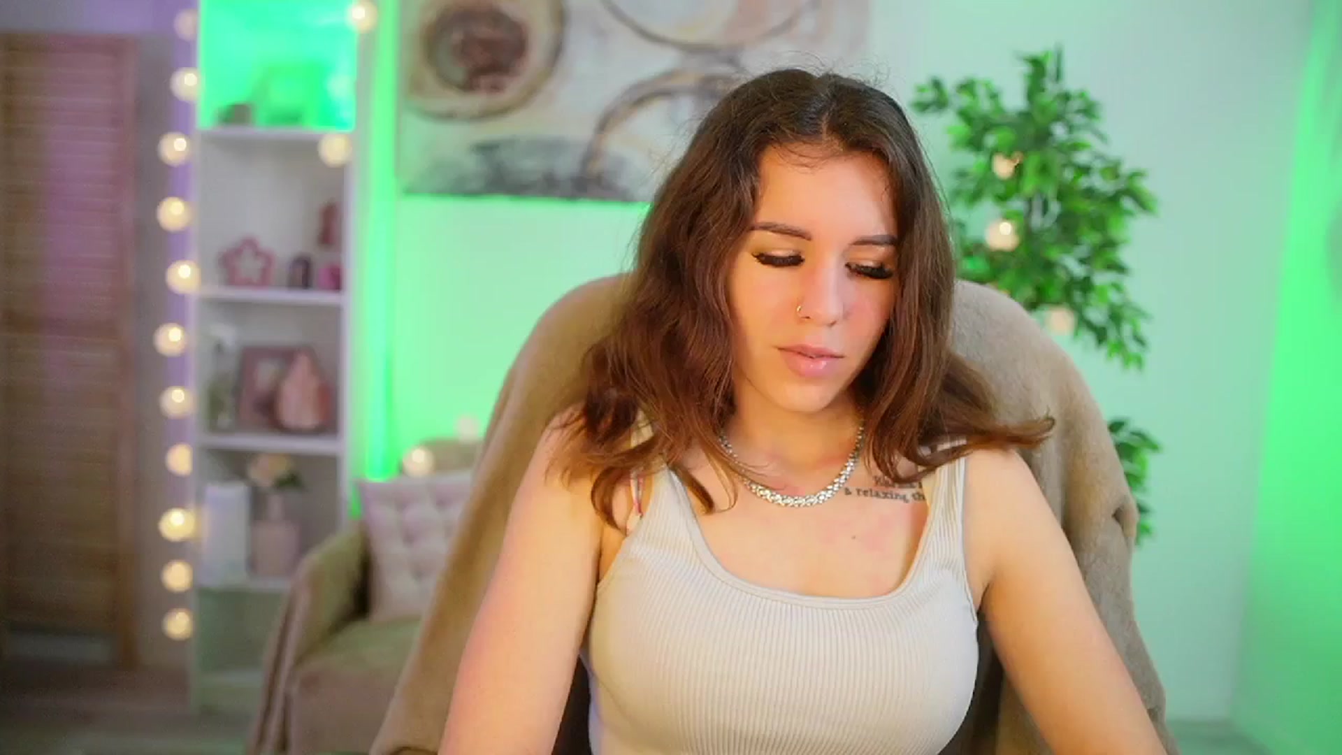 Gallery image thumbnail from Alyssa_Hall's myfreecams stream on, 04/02/2025, 13:11 image 7 of 20