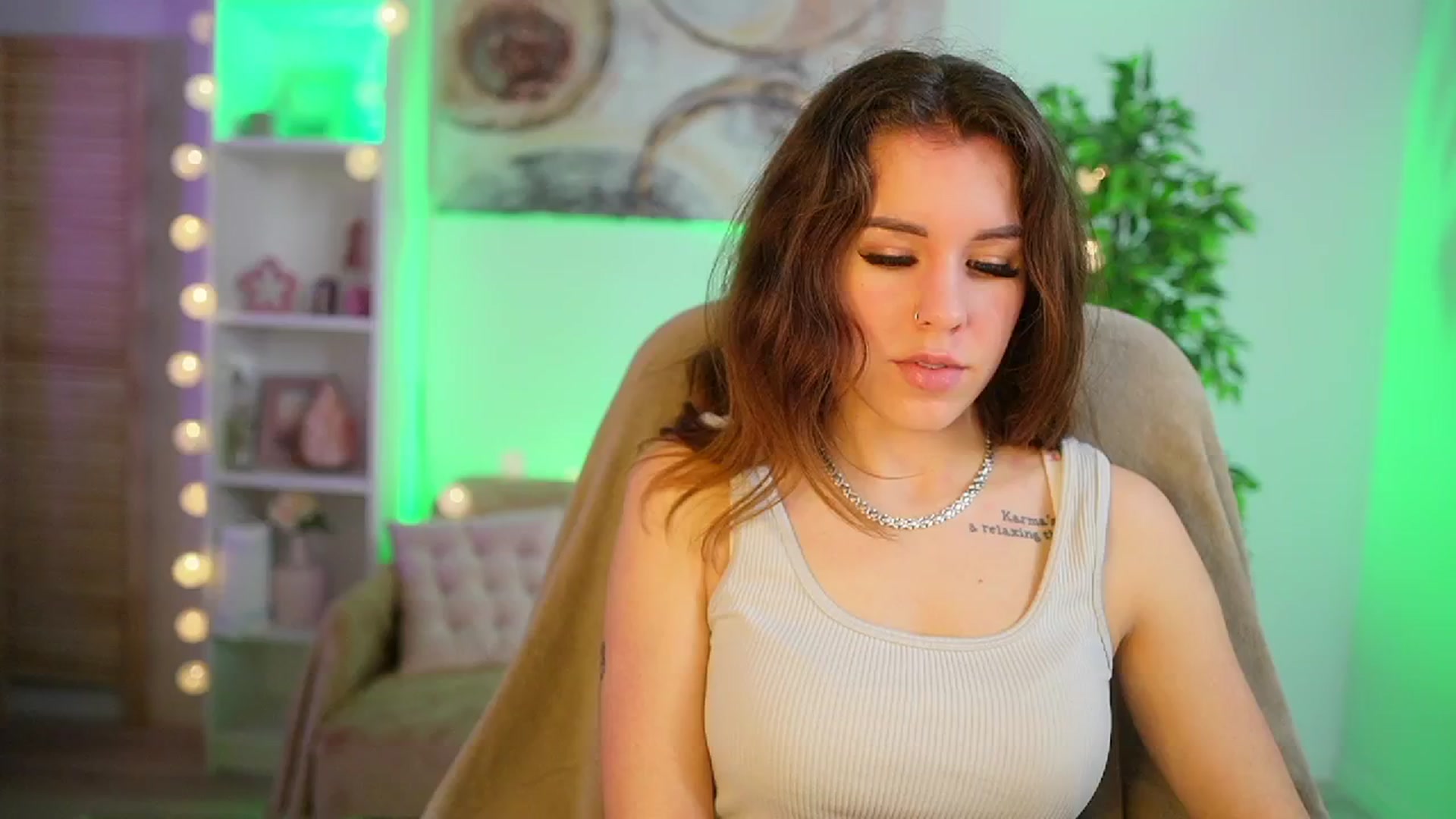 Gallery image thumbnail from Alyssa_Hall's myfreecams stream on, 04/02/2025, 14:43 image 18 of 20