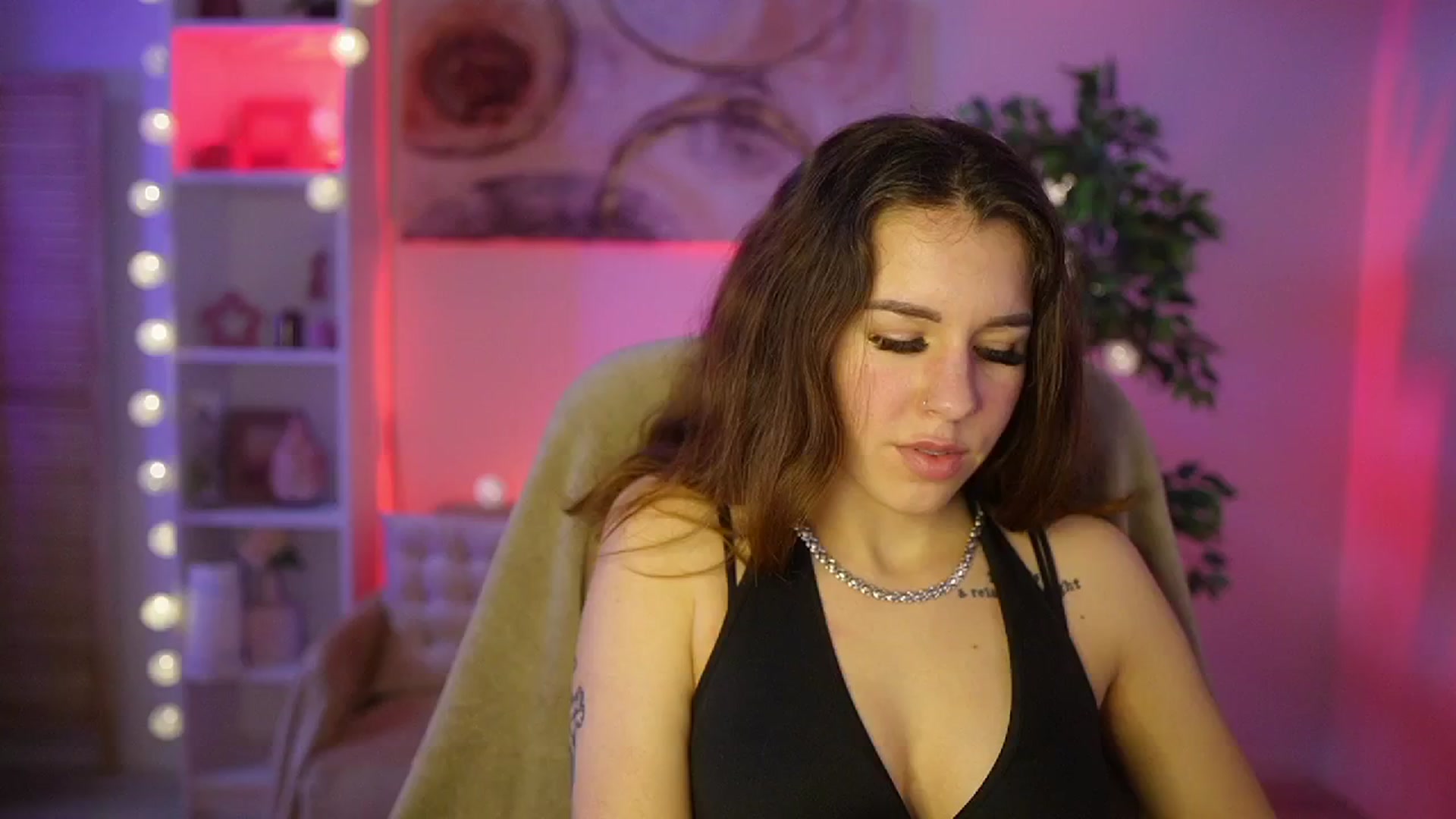Gallery image thumbnail from Alyssa_Hall's myfreecams stream on, 04/03/2025, 14:51 image 7 of 20