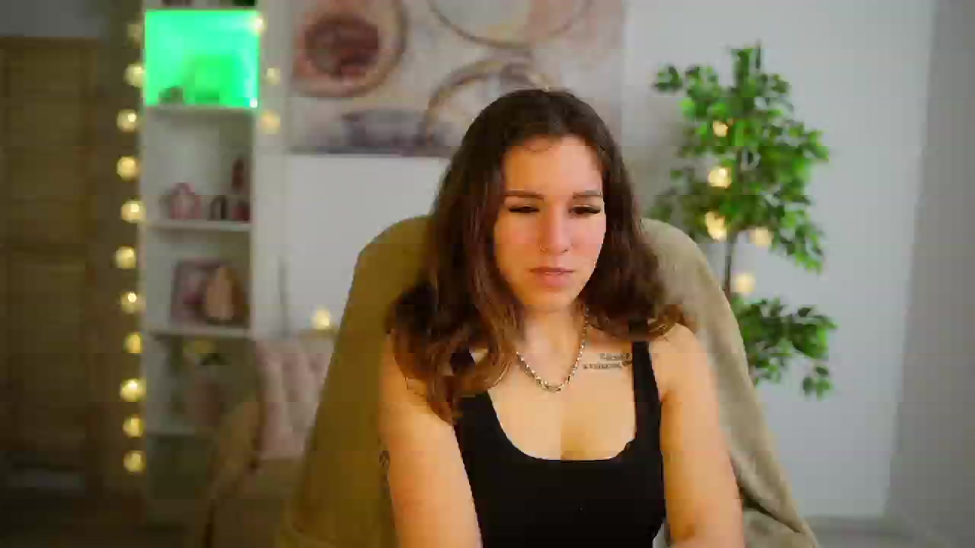Gallery image thumbnail from Alyssa_Hall's myfreecams stream on, 04/08/2025, 17:30 image 19 of 20