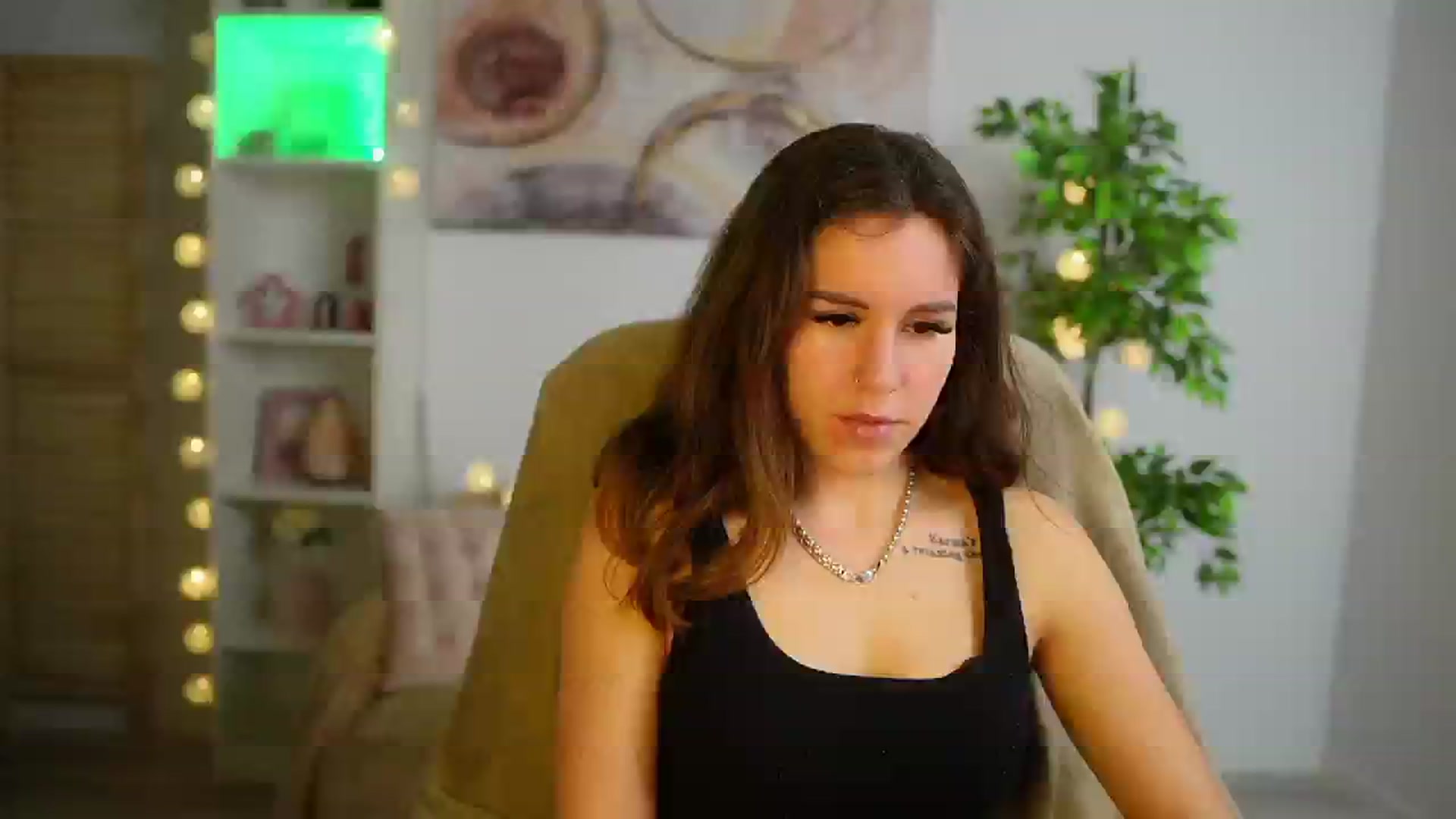 Gallery image thumbnail from Alyssa_Hall's myfreecams stream on, 04/08/2025, 17:30 image 16 of 20