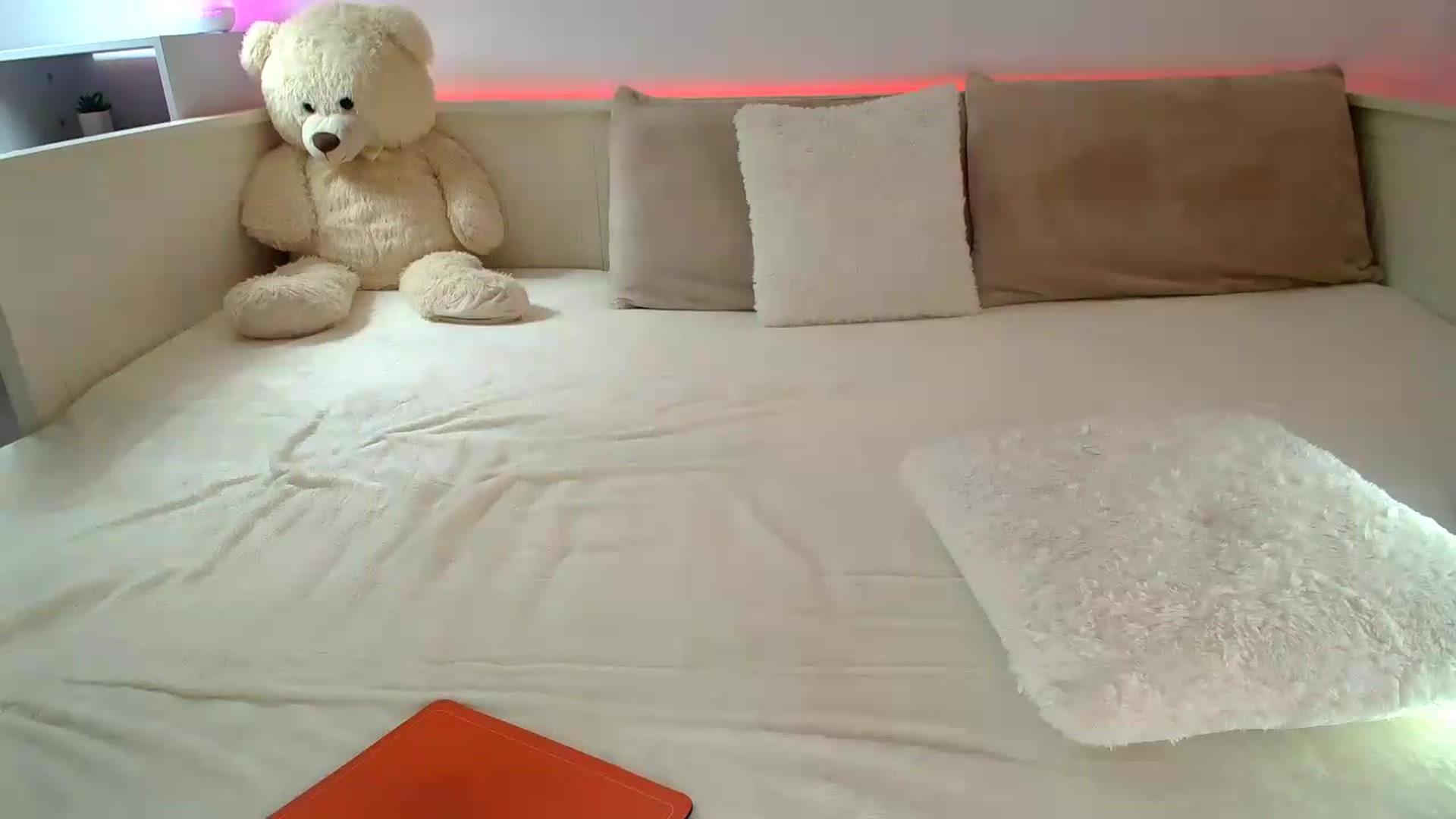 Gallery image thumbnail from Alyssa_Kate's myfreecams stream on, 07/19/2026, 20:16 image 4 of 20