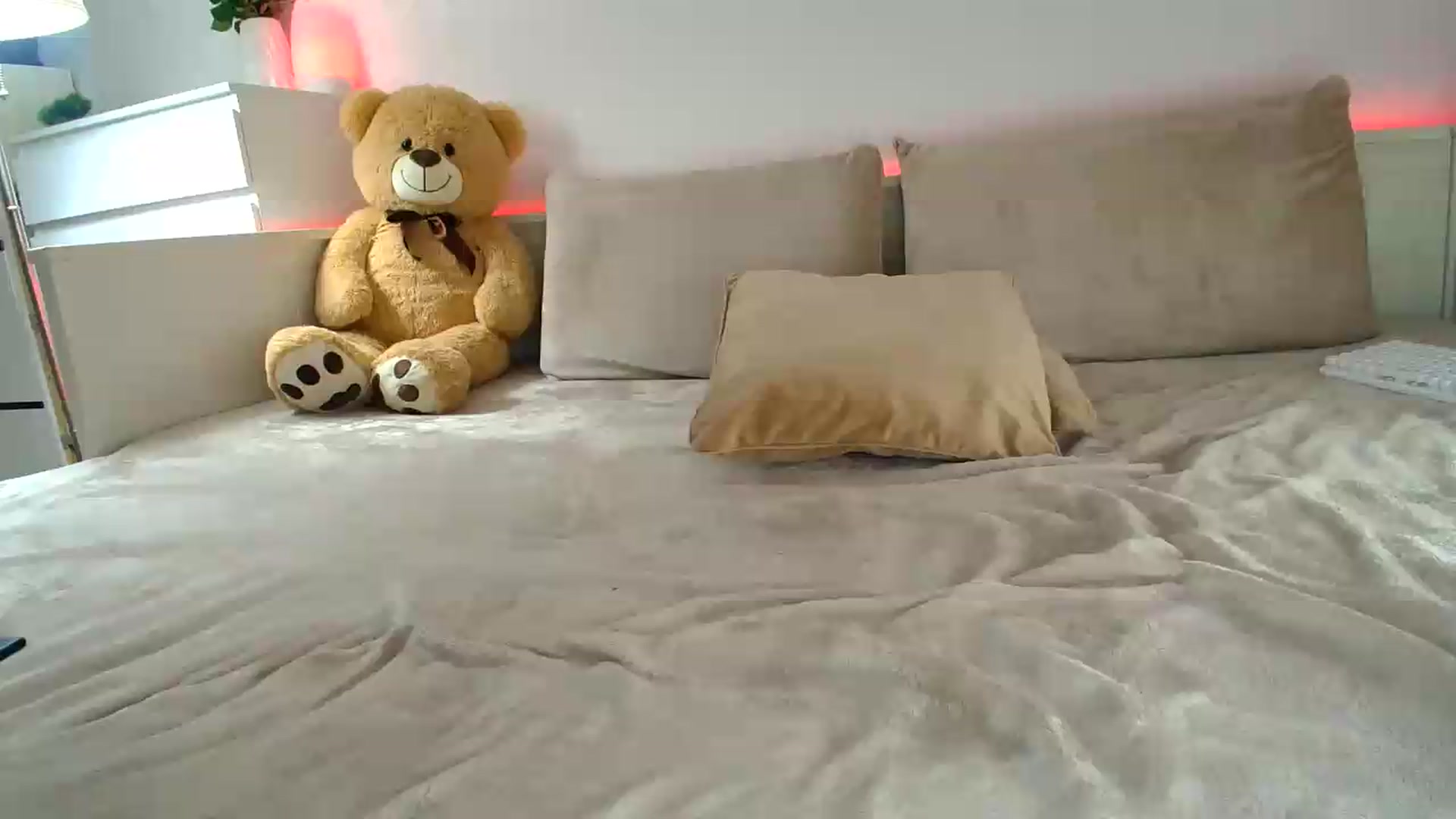 Gallery image thumbnail from Alyssa_Kate's myfreecams stream on, 09/18/2026, 19:21 image 17 of 20