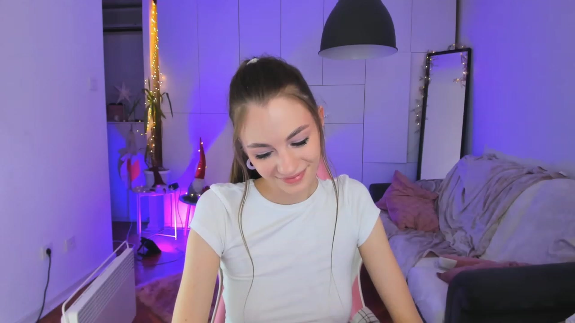 Gallery image thumbnail from Alyssa_Smit's myfreecams stream on, 12/10/2022, 12:21 image 15 of 20