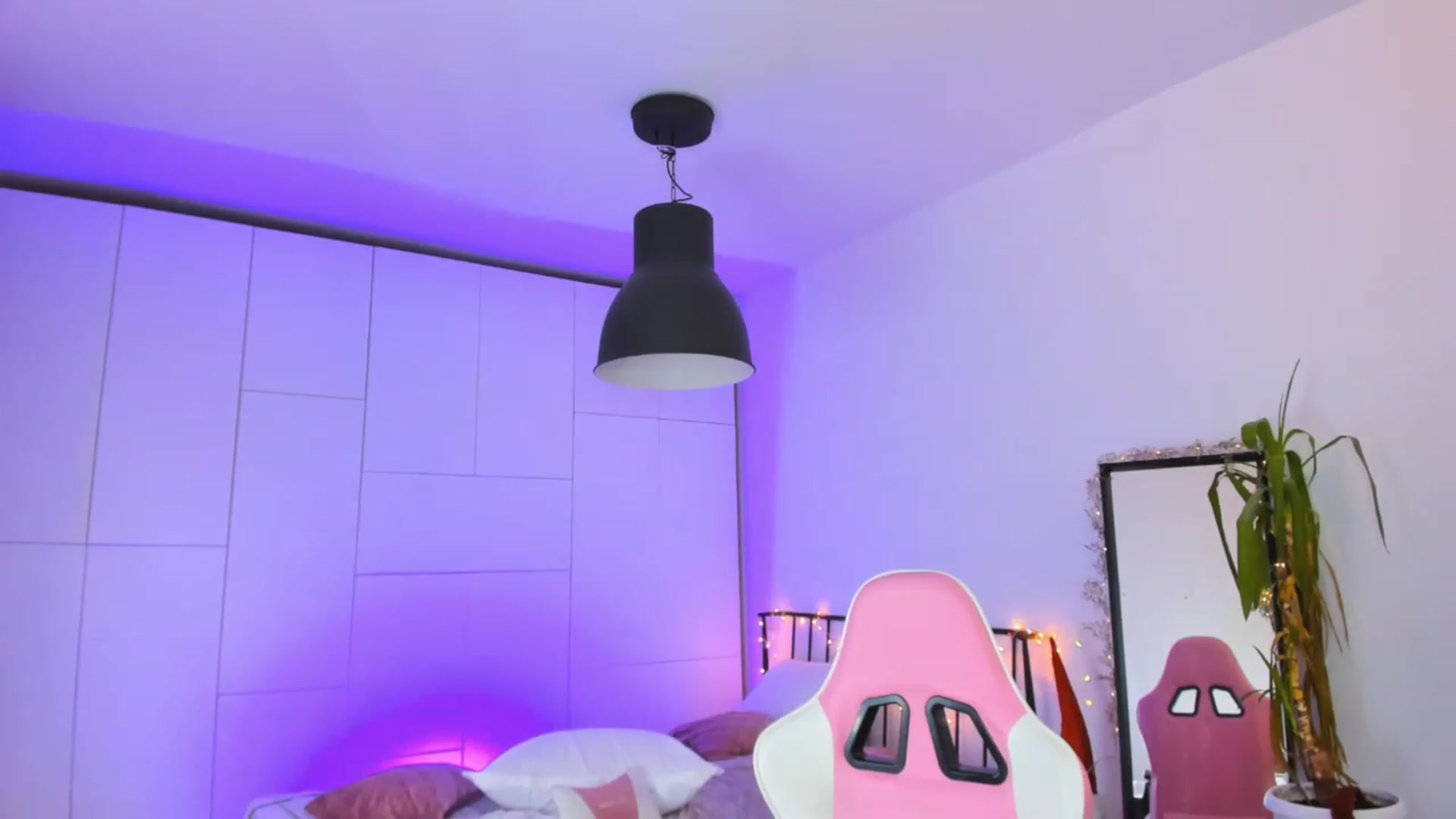 Gallery image thumbnail from Alyssa_Smit's myfreecams stream on, 12/21/2022, 10:59 image 1 of 20