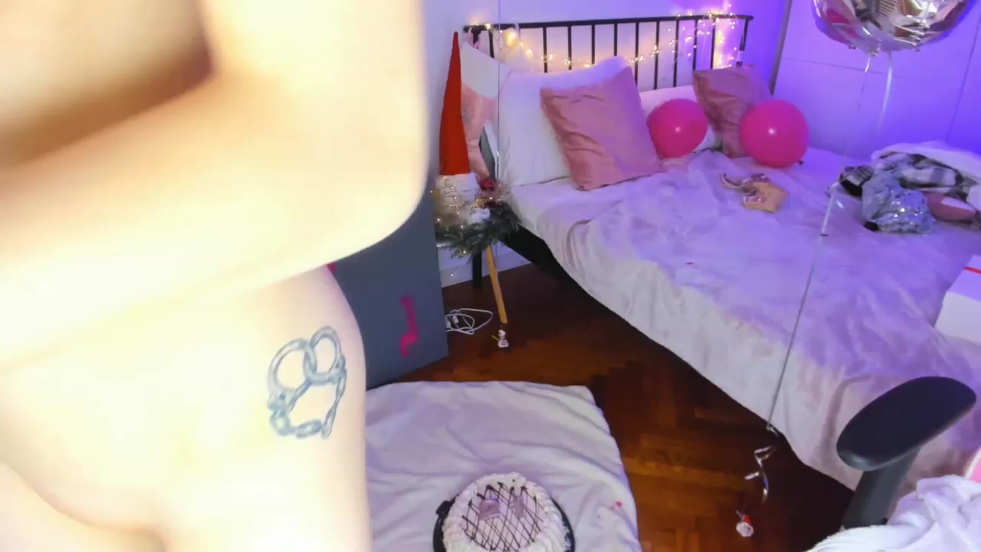Gallery image thumbnail from Alyssa_Smit's myfreecams stream on, 12/26/2022, 12:25 image 18 of 20