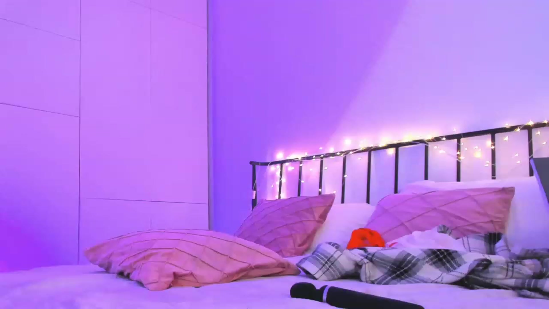 Gallery image thumbnail from Alyssa_Smit's myfreecams stream on, 02/06/2023, 07:38 image 9 of 20
