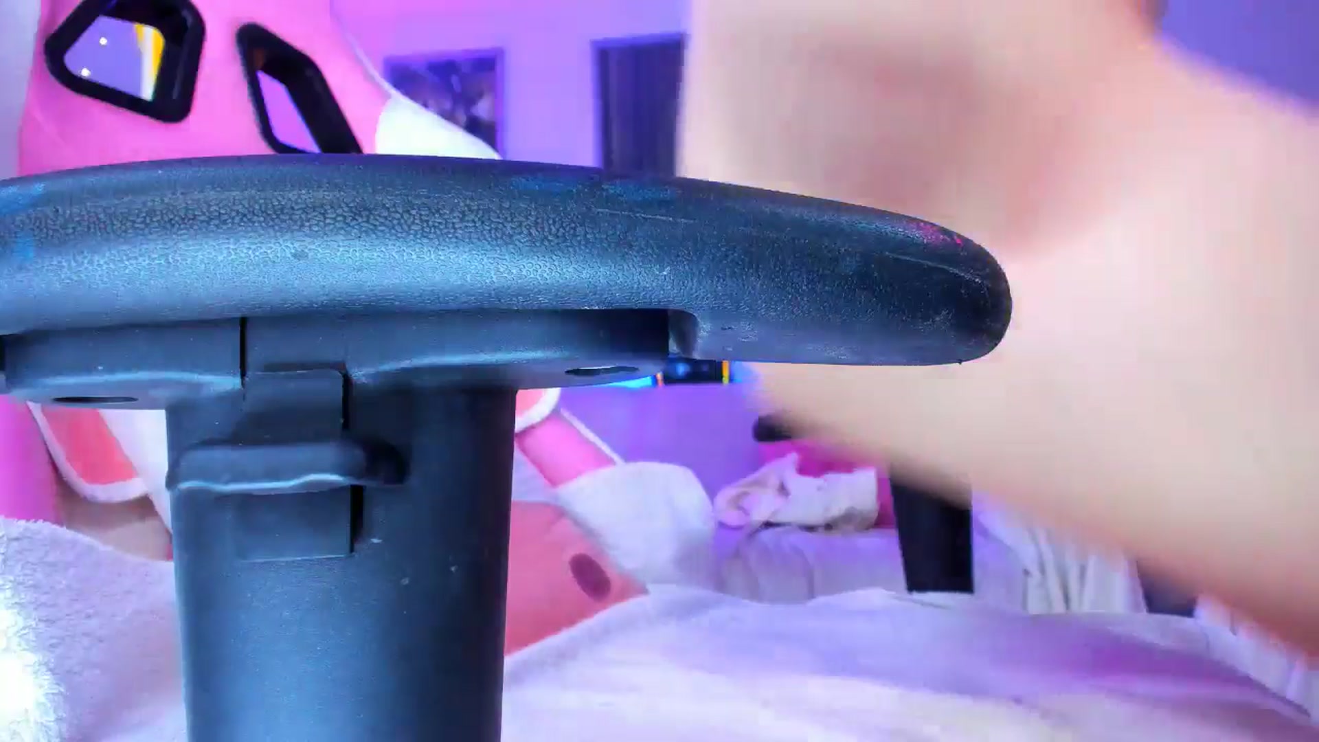 Gallery image thumbnail from Alyssa_Smit's myfreecams stream on, 12/04/2024, 12:04 image 2 of 20