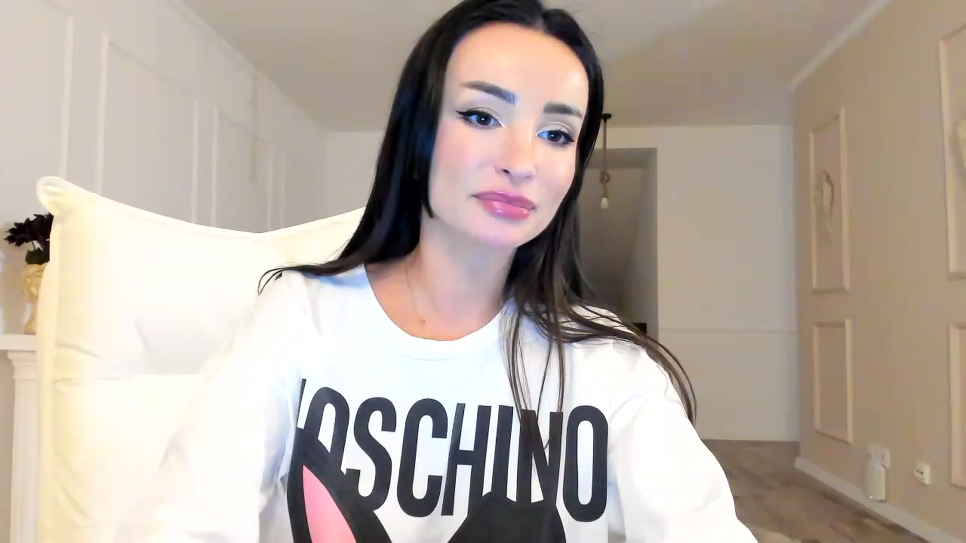 Gallery image thumbnail from AlyssiaKENT1's myfreecams stream on, 11/19/2022, 17:46 image 18 of 20