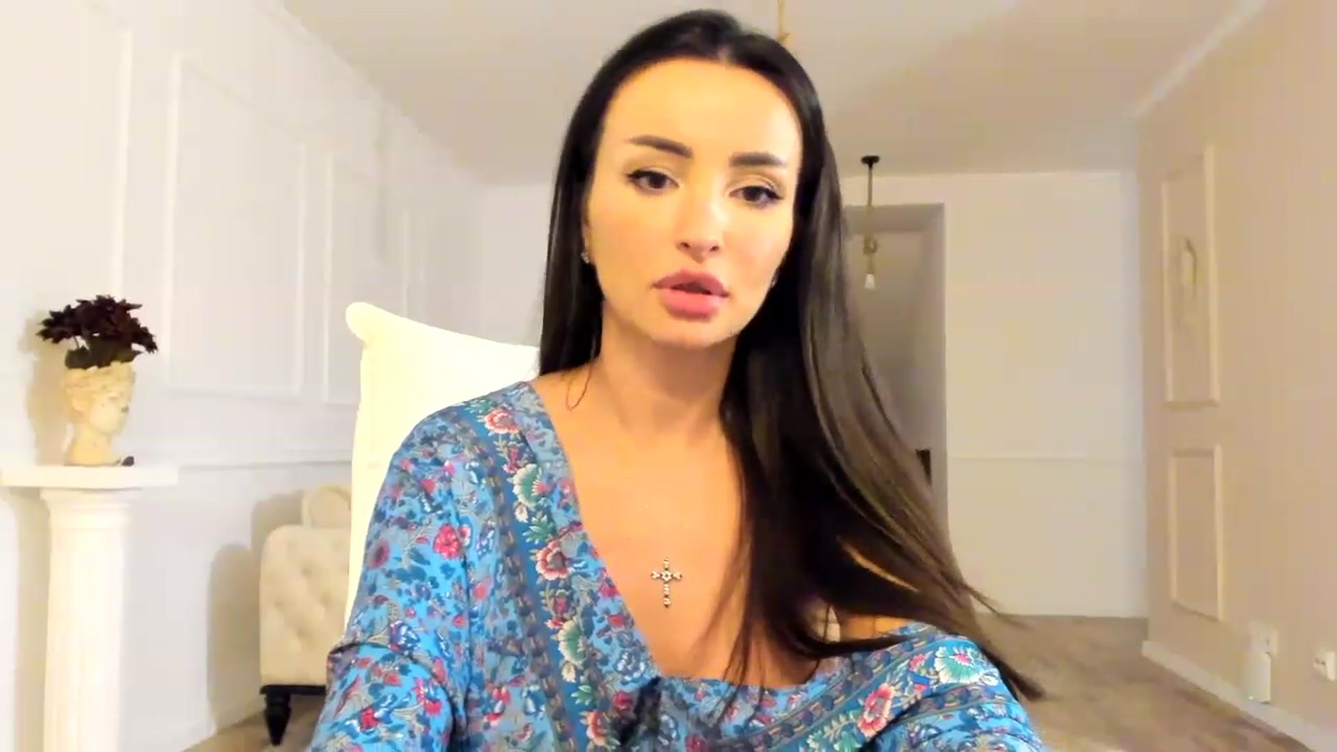 Gallery image thumbnail from AlyssiaKENT1's myfreecams stream on, 11/19/2022, 17:46 image 11 of 20